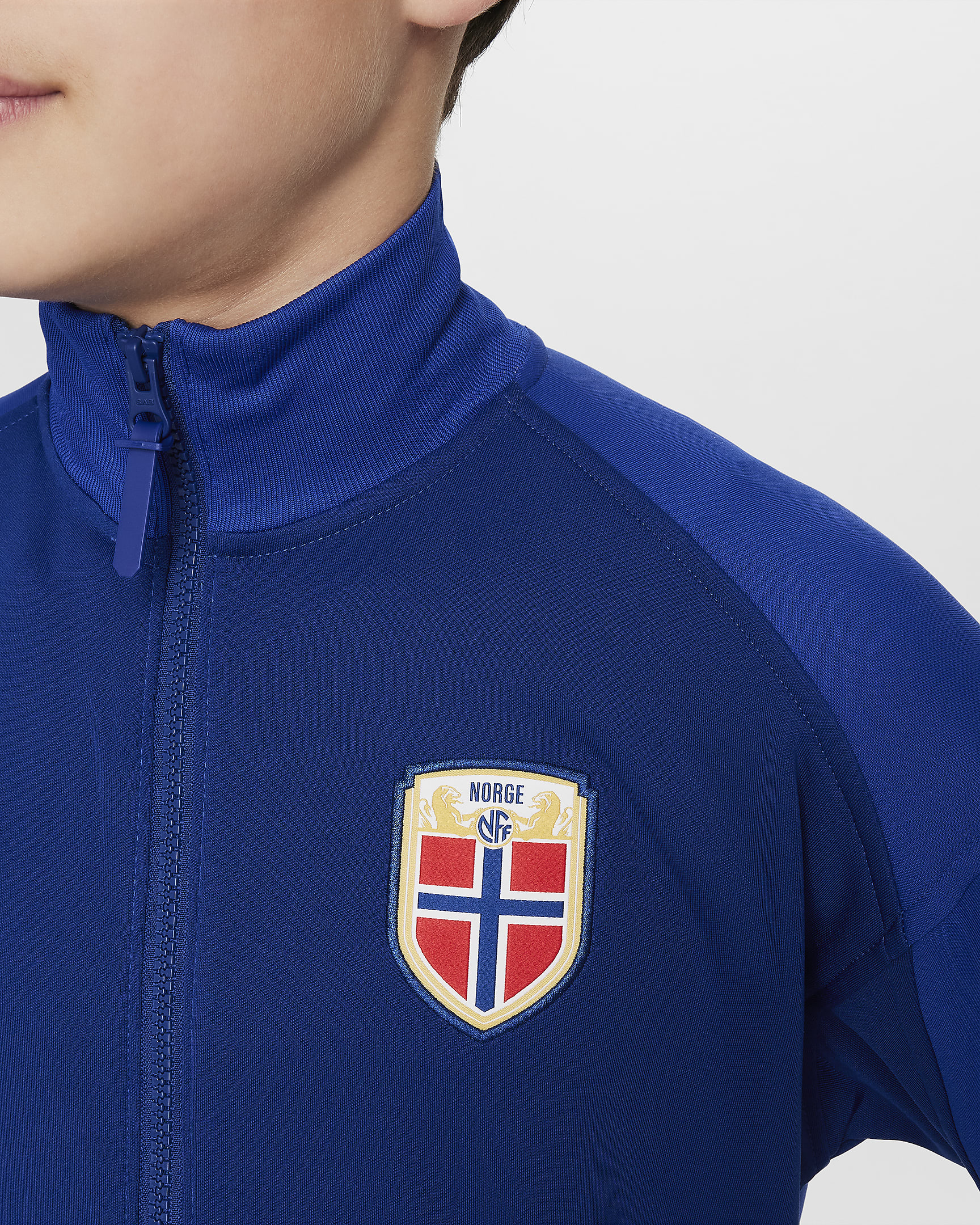 Fotbalová reprezentační bunda Nike Dri-FIT Norsko Academy Pro pro větší děti - Global Blue/Old Royal/Medium Blue/Bílá