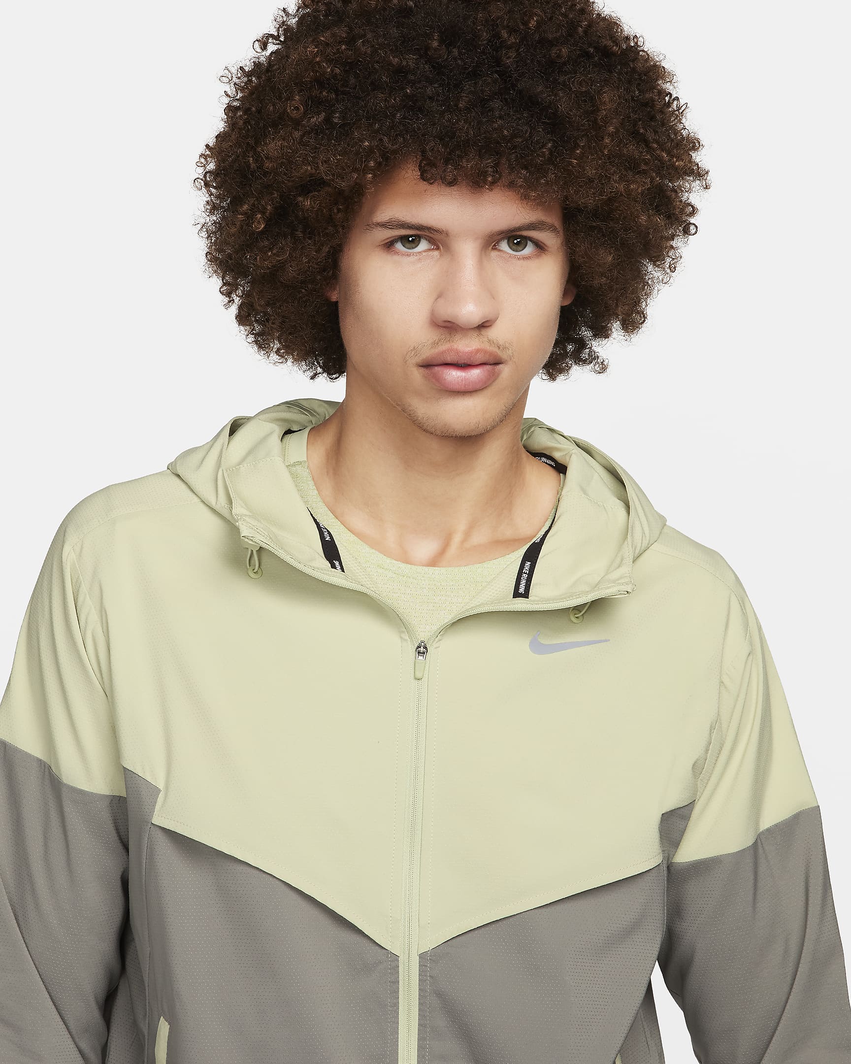 Chamarra de correr Repel para hombre Nike Windrunner - Aura oliva/Estuco oscuro