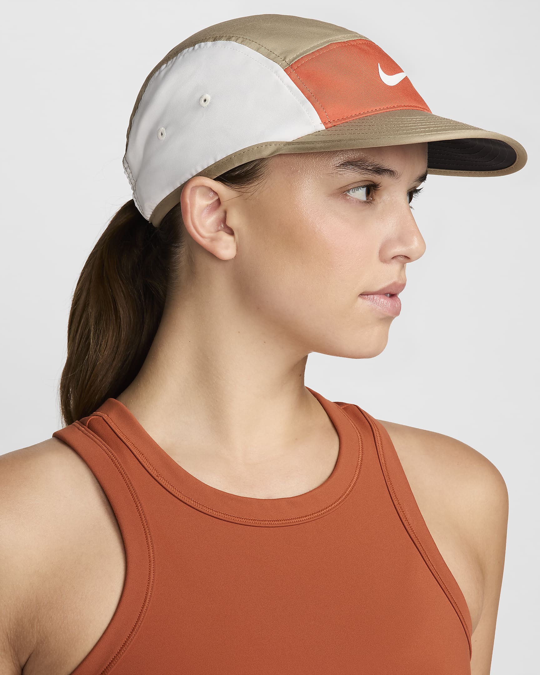 Εύκαμπτο καπέλο jockey με σχέδιο Swoosh Nike Dri-FIT Fly - Khaki/Vintage Coral/Summit White/Λευκό