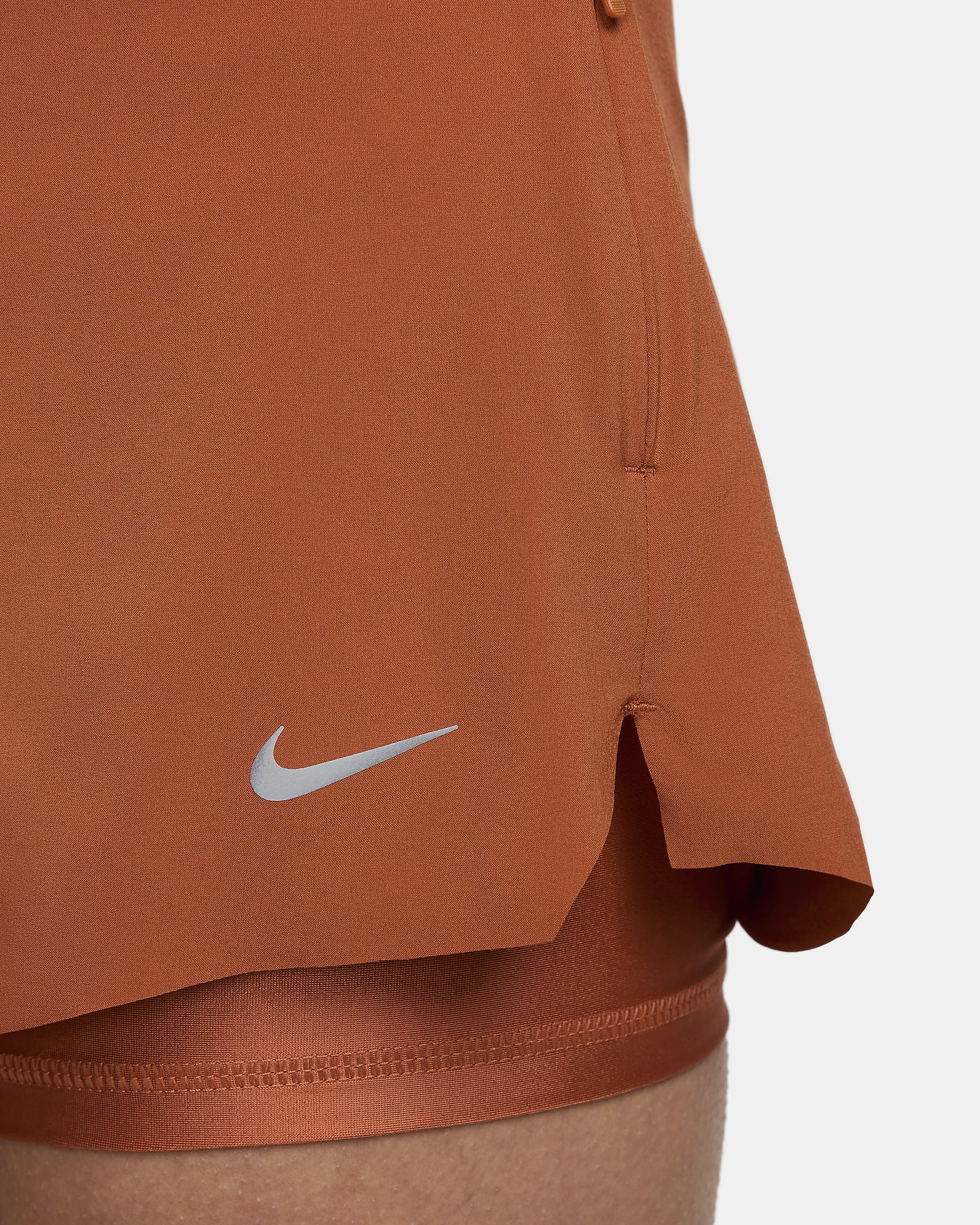 Short de running 2-en-1 avec poches taille mi-basse 8 cm Nike Dri-FIT Swift pour femme - Burnt Sunrise