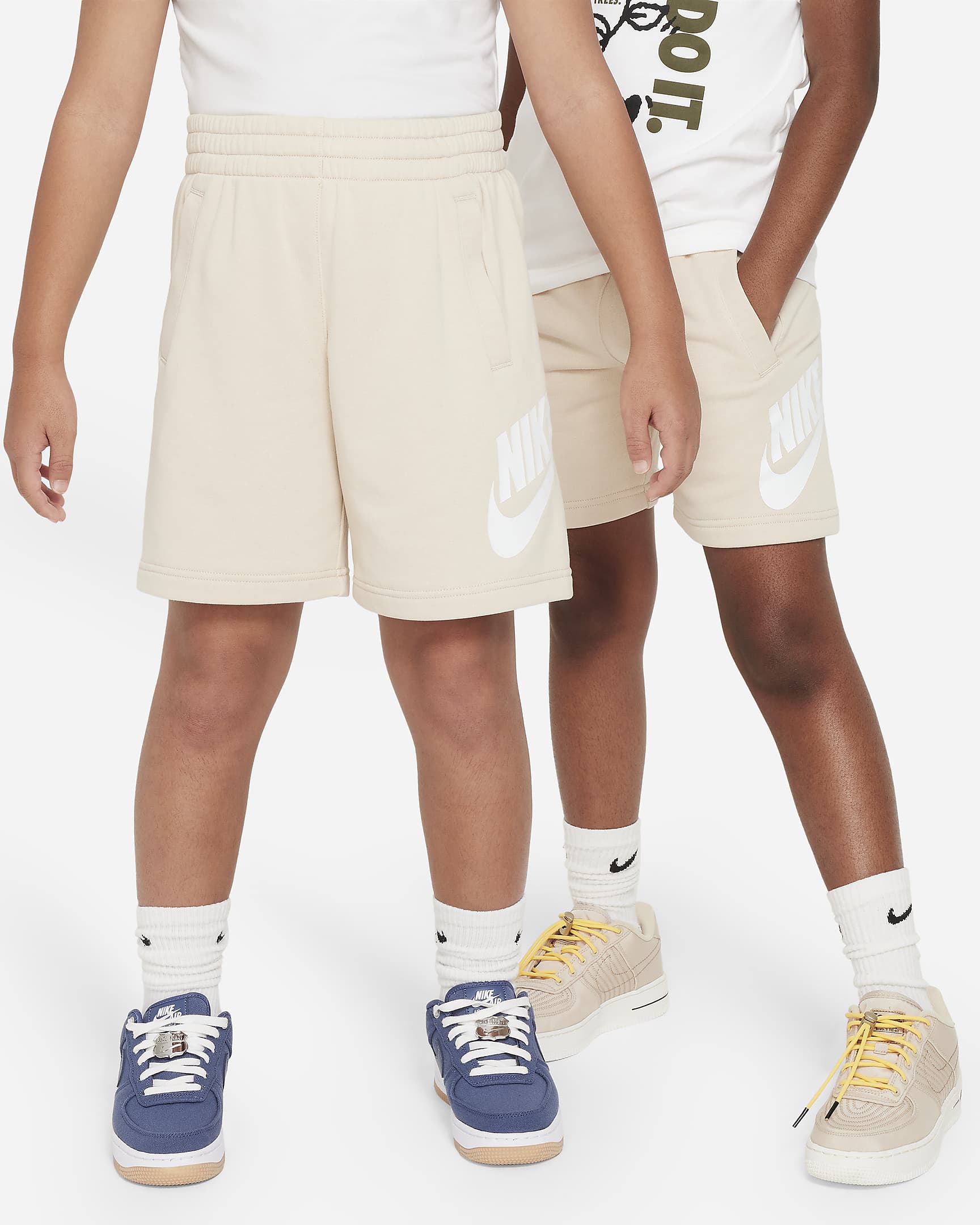 Shorts de French Terry para niños talla grande Nike Sportswear Club Fleece - Duna/Blanco