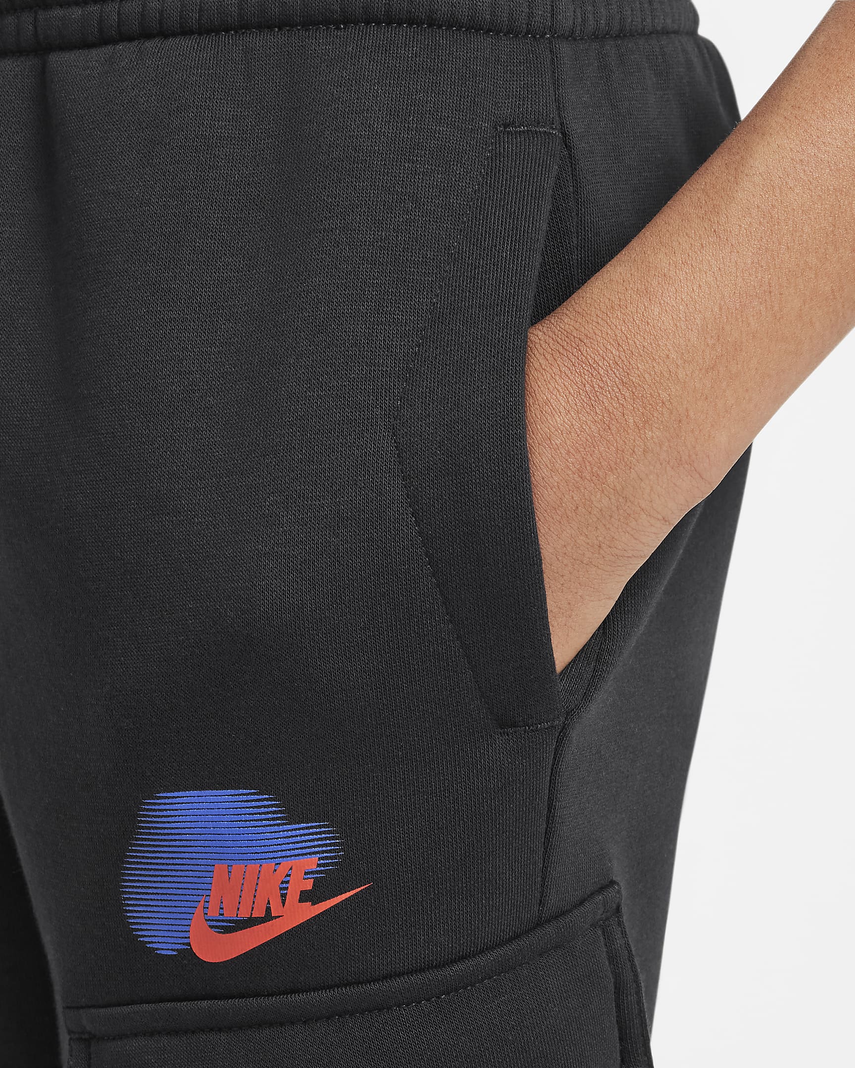 Nike Sportswear Standard Issue cargo nadrág nagyobb gyerekeknek (fiúknak) - Fekete