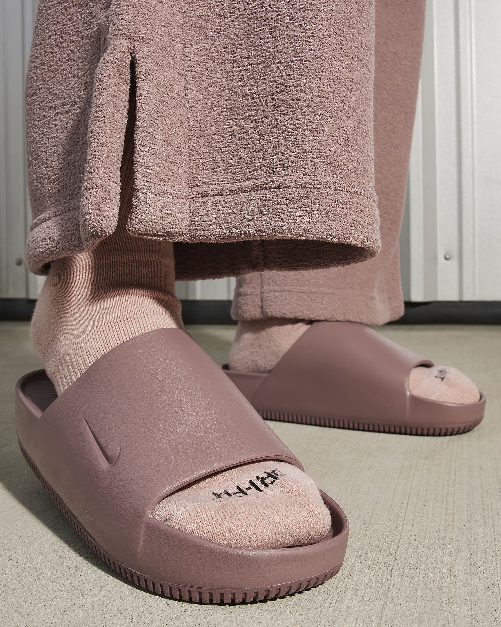 Nike Calm Damen-Slides - Smokey Mauve/Smokey Mauve