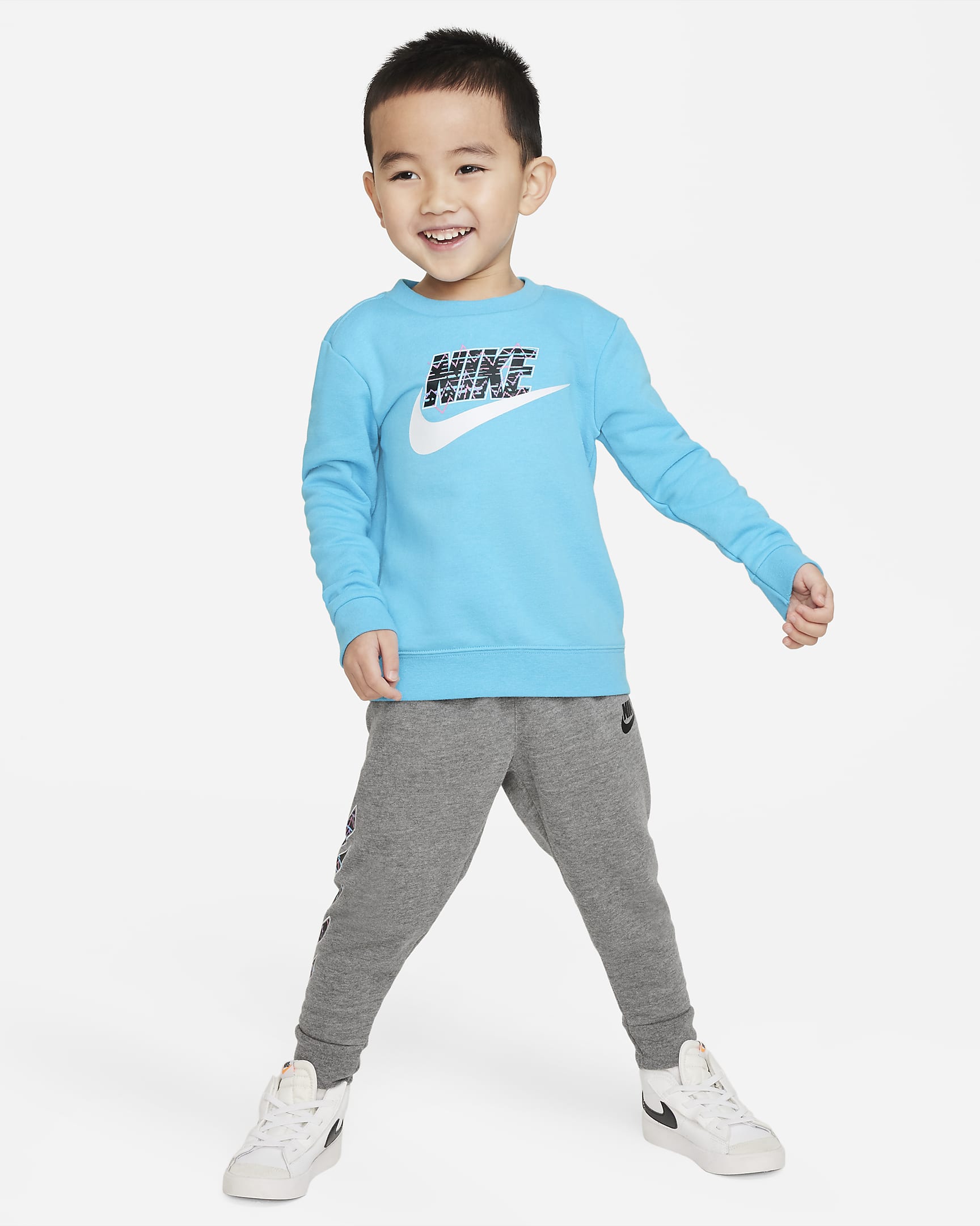 Conjunto infantil de sudadera de cuello redondo y pants Nike 