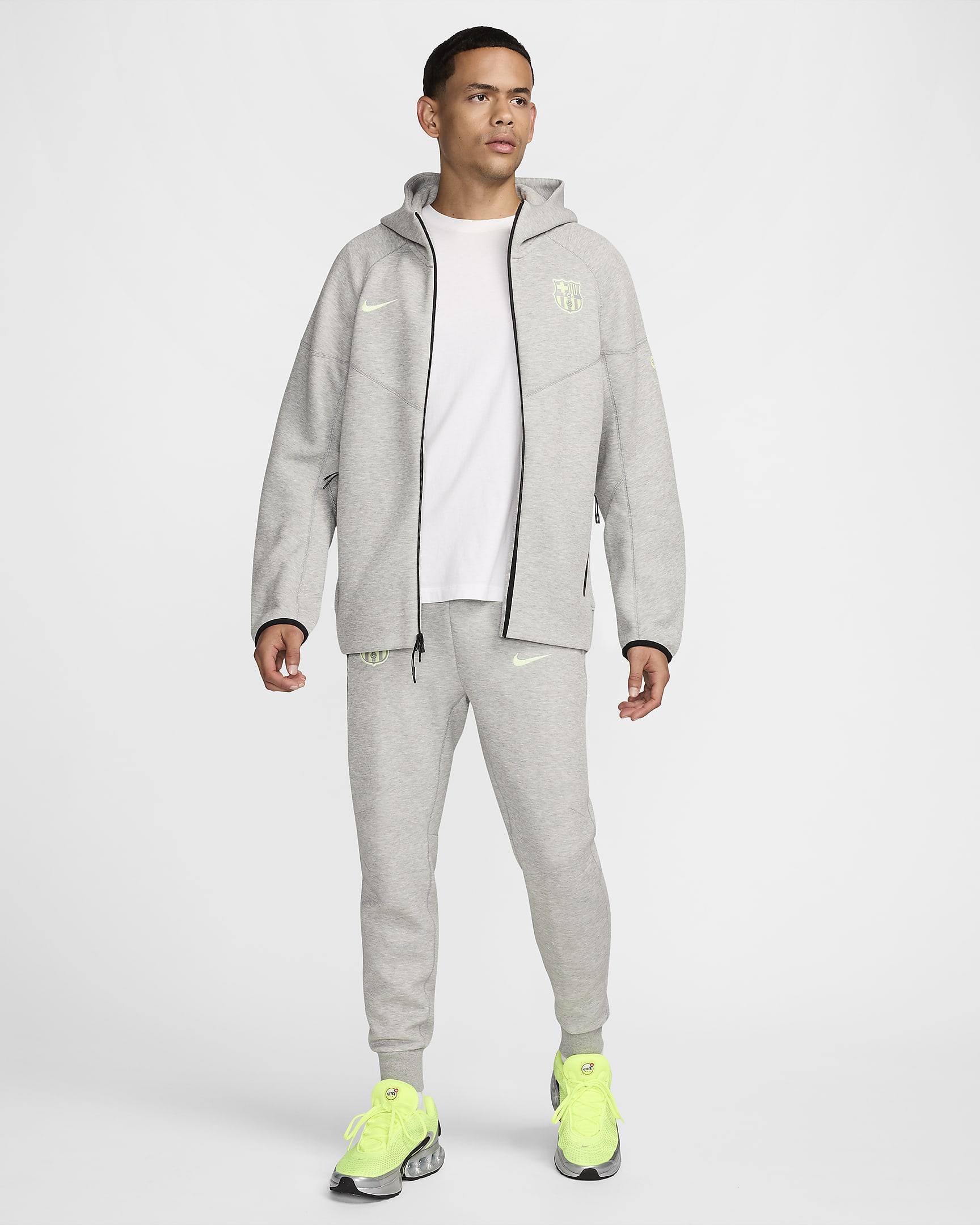 Męskie joggery piłkarskie Nike FC Barcelona Tech Fleece - Dark Grey Heather/Barely Volt