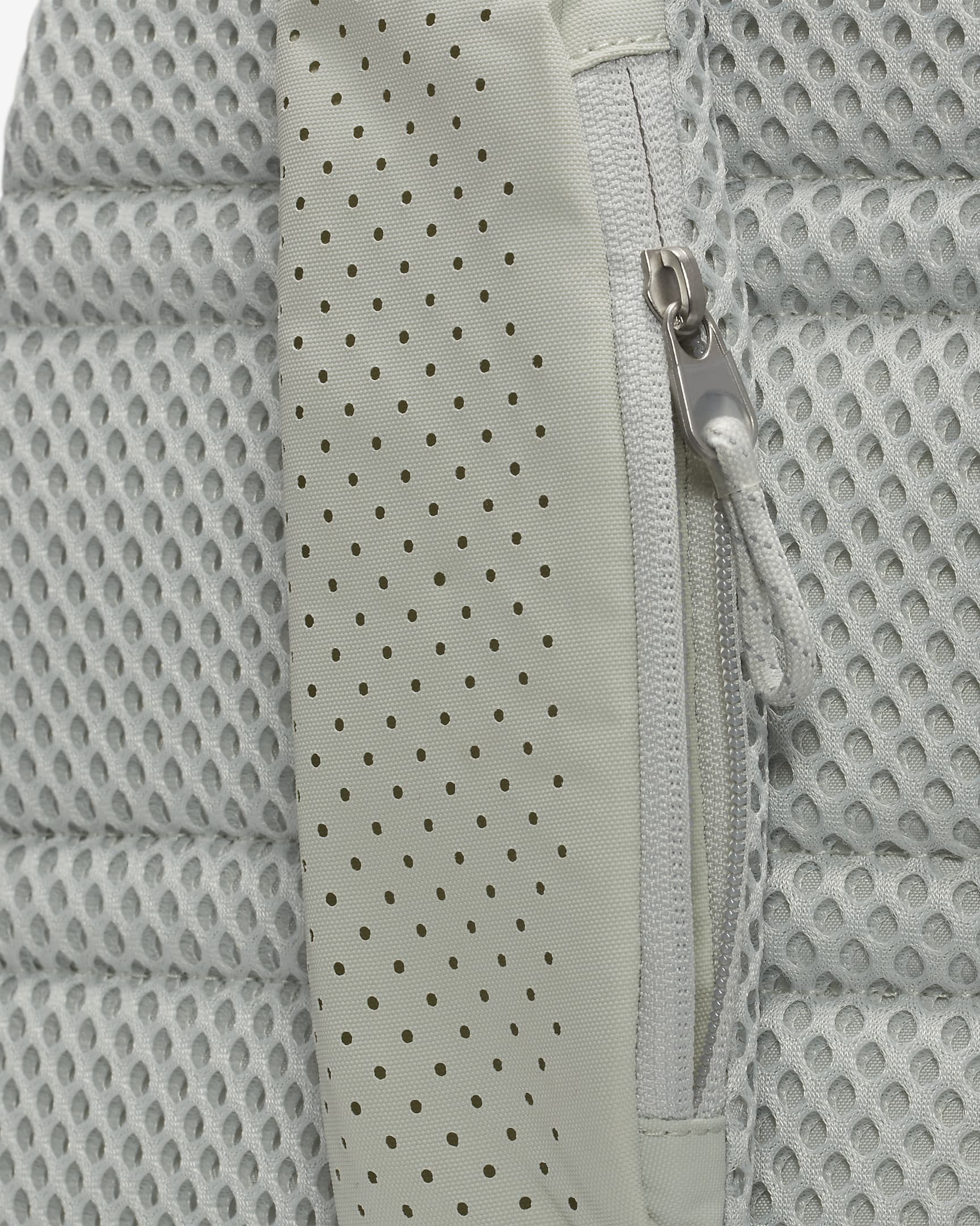 Nike Sportswear Essentials Sling Bag (8L). Nike VN