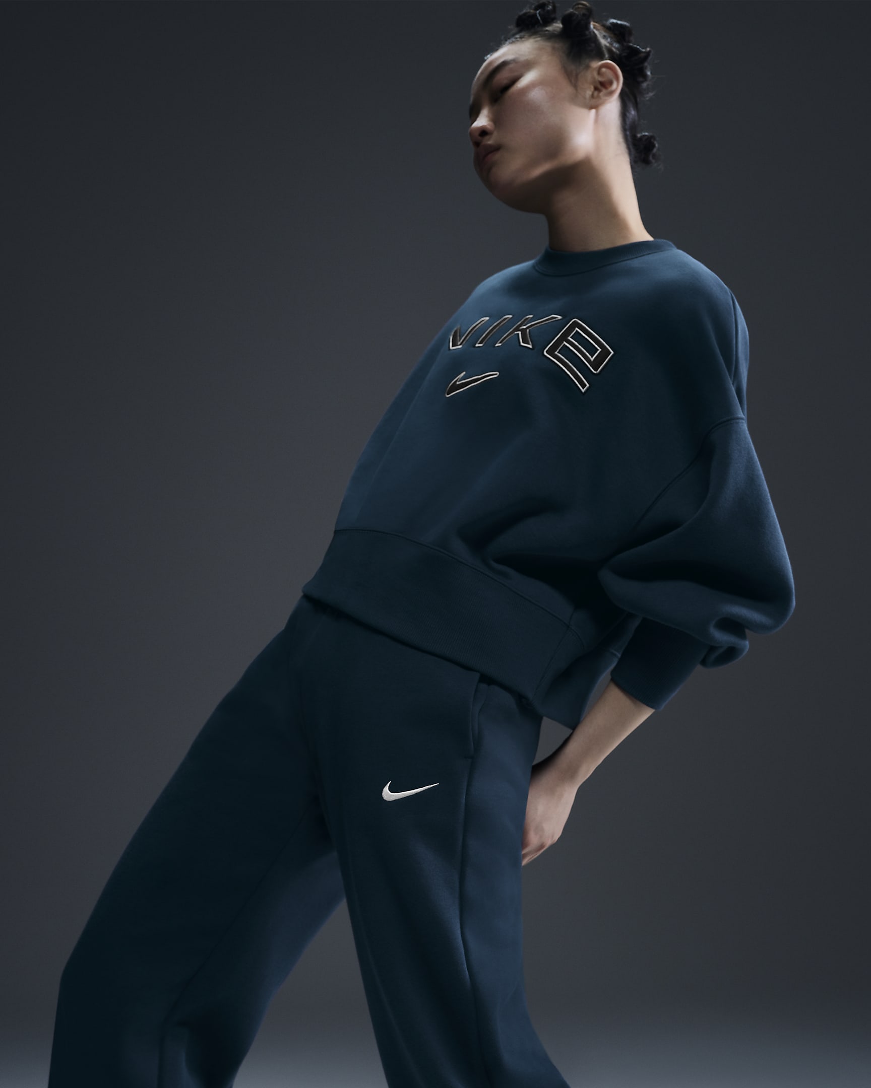 Damska bluza dresowa o dodatkowo powiększonym kroju z półokrągłym dekoltem i logo Nike Sportswear Phoenix Fleece - Armory Navy/Photon Dust/Czerń