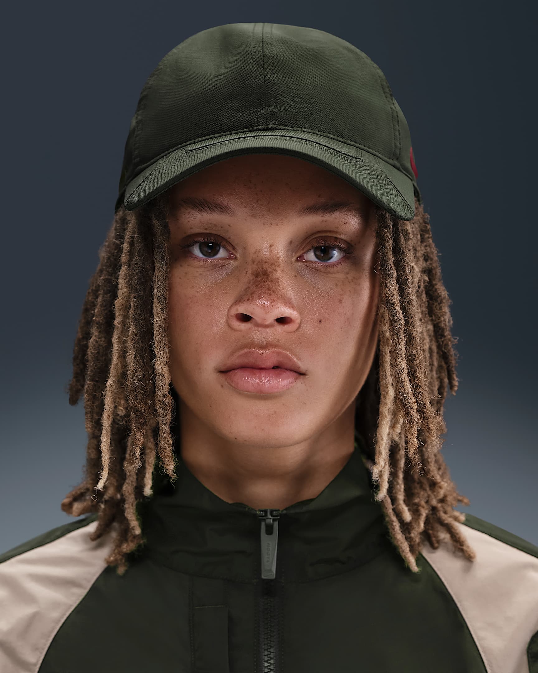 NOCTA Gorra CS S.S.C. - Cargo Khaki/Team Red