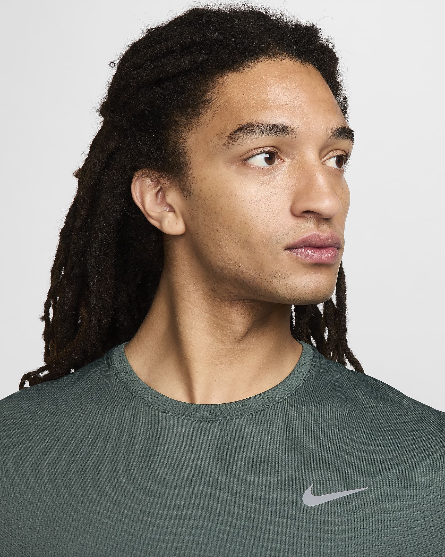 Nike Miler UV hardlooptop met korte mouwen en Dri-FIT voor heren - Vintage Green