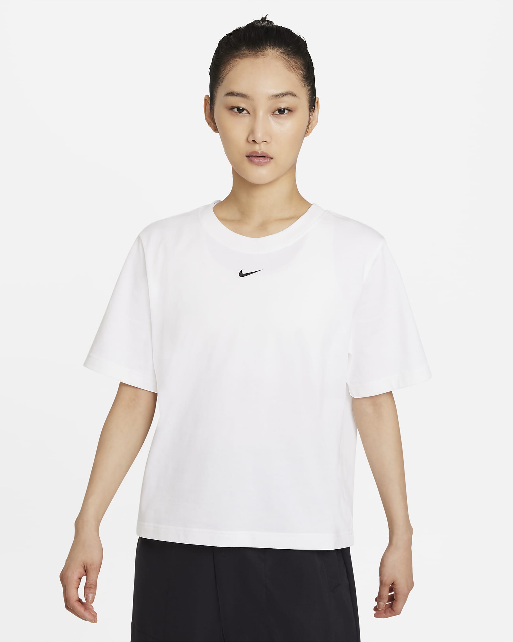 เสื้อยืดผู้หญิงทรงหลวม Nike Sportswear Essential - ขาว/ดำ