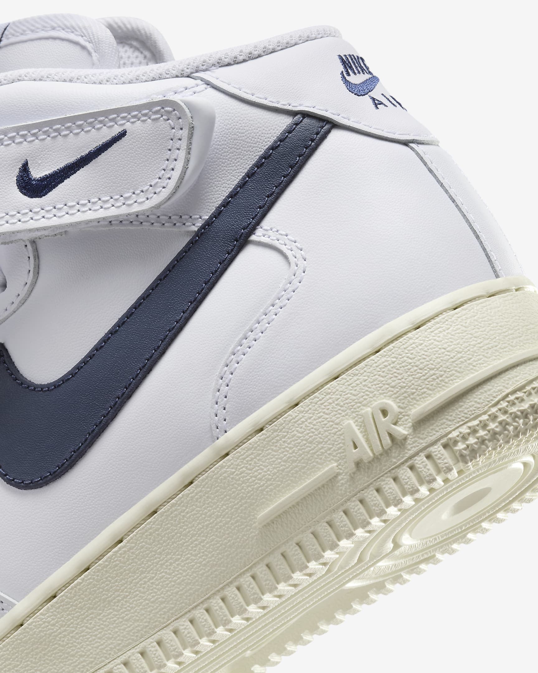 Nike Air Force 1 '07 Mid Sabatilles - Dona - Blanc/Coconut Milk/Or metal·litzat/Midnight Navy