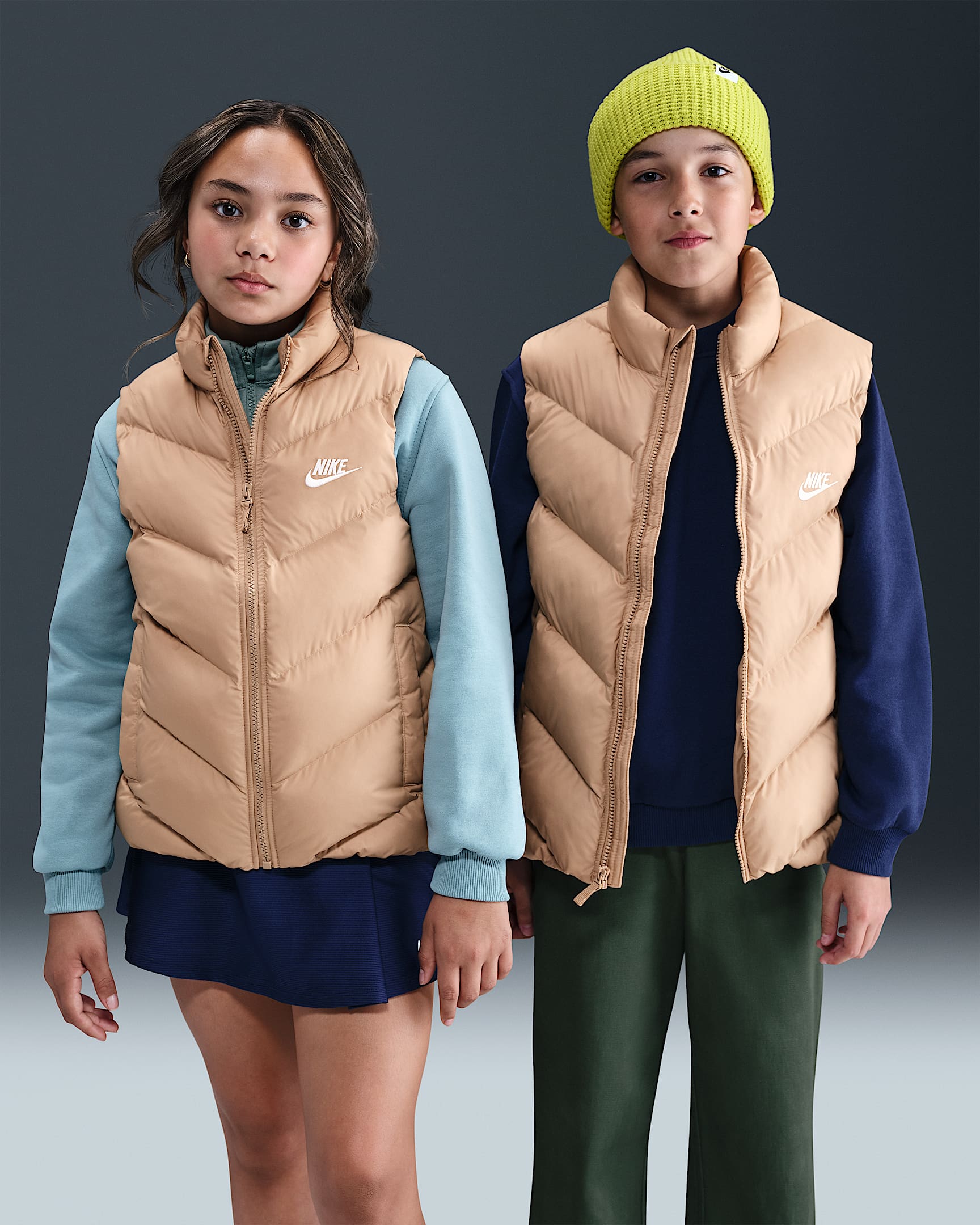 Nike Sportswear All Day Play Therma-FIT boblevest med ledig passform til store barn - Hemp/Hvit
