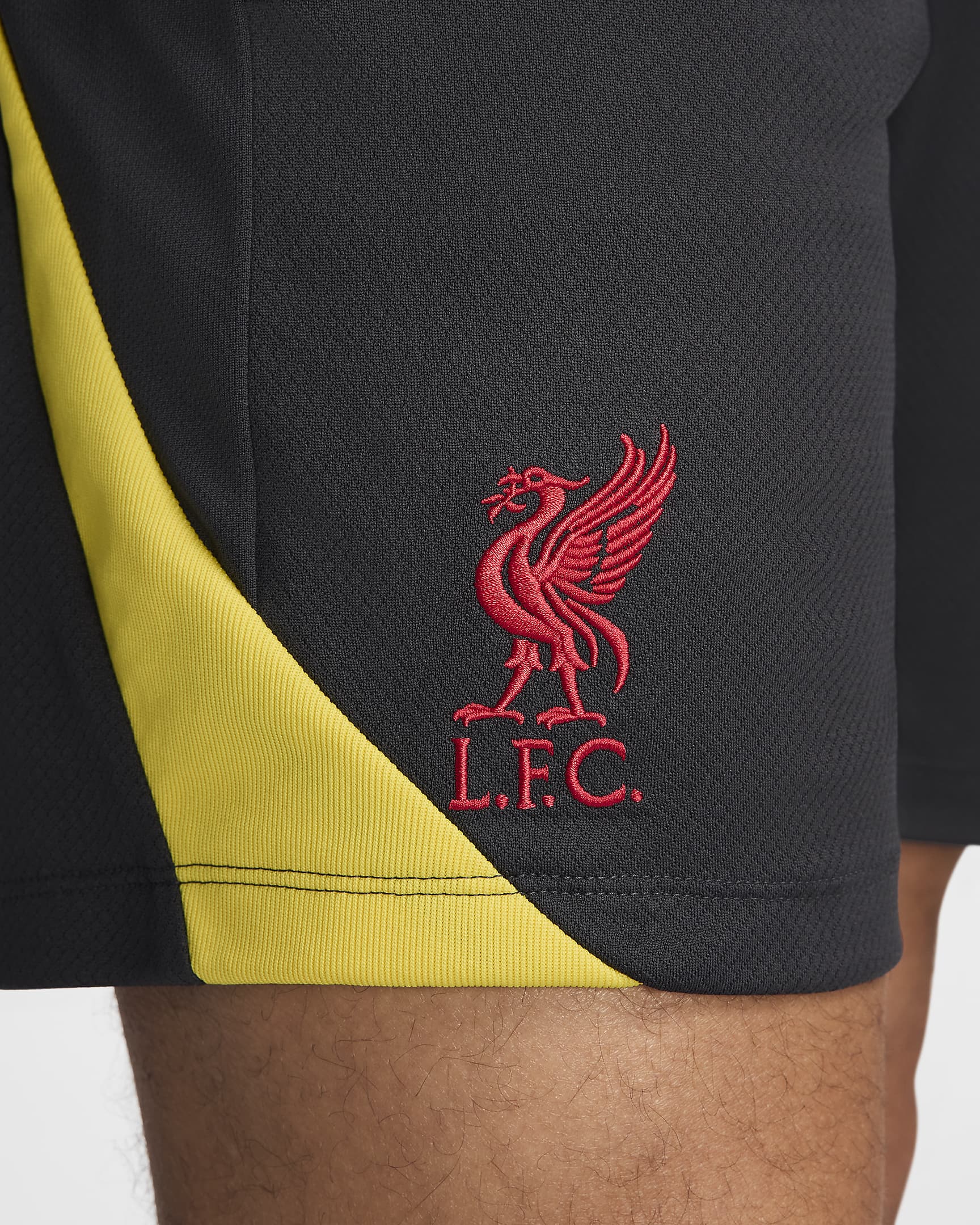 Calções de futebol de malha Nike Dri-FIT do terceiro equipamento Strike Liverpool FC para homem - Cinzento Smoke escuro/Amarelo Chrome/Vermelho Global