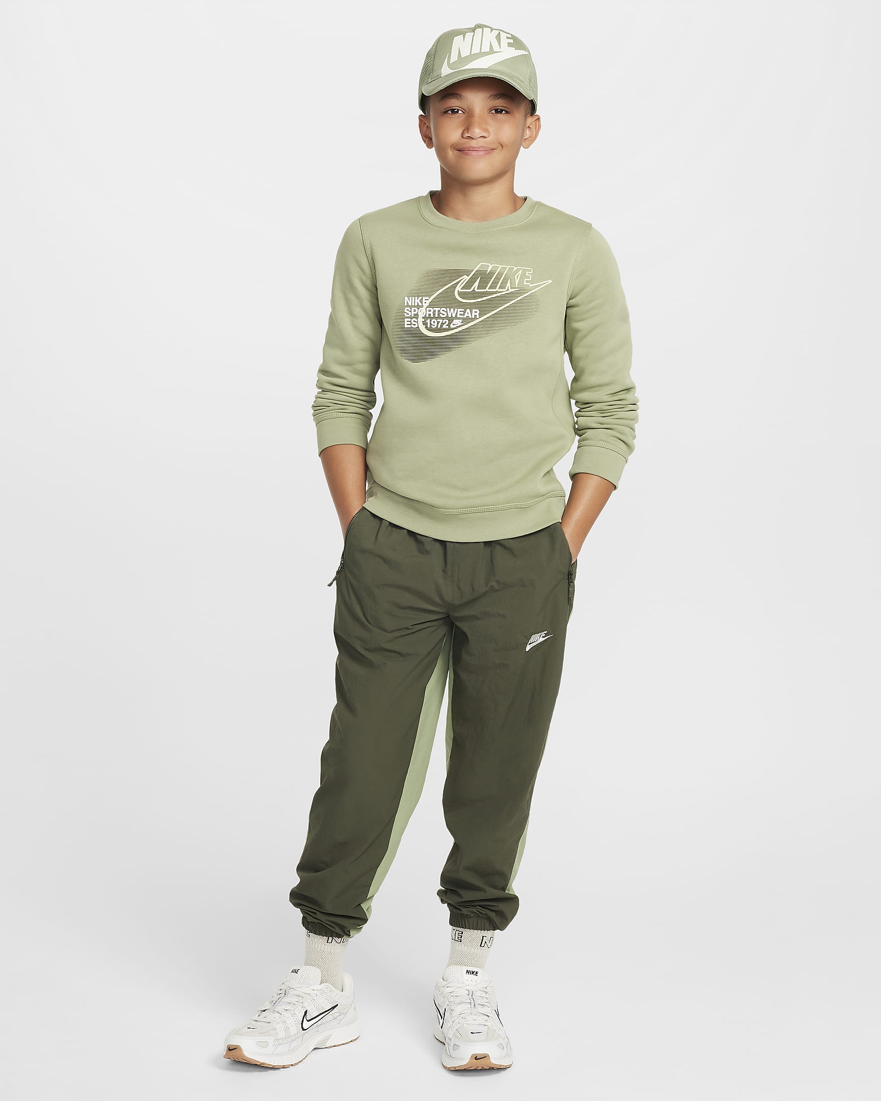 Nike Sportswear Standard Issue sweatshirt med rund hals til store barn (gutt) - Oil Green