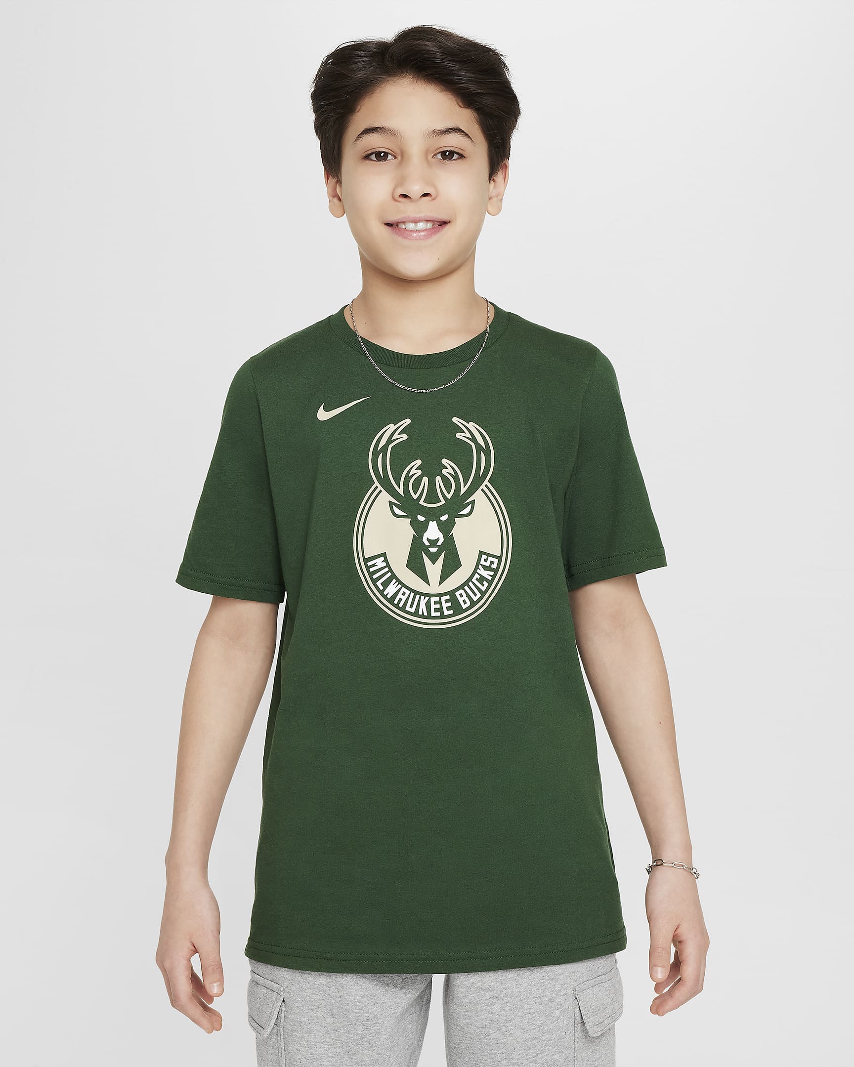 T-shirt z logo dla dużych dzieci (chłopców) Nike NBA Milwaukee Bucks Essential - Fir