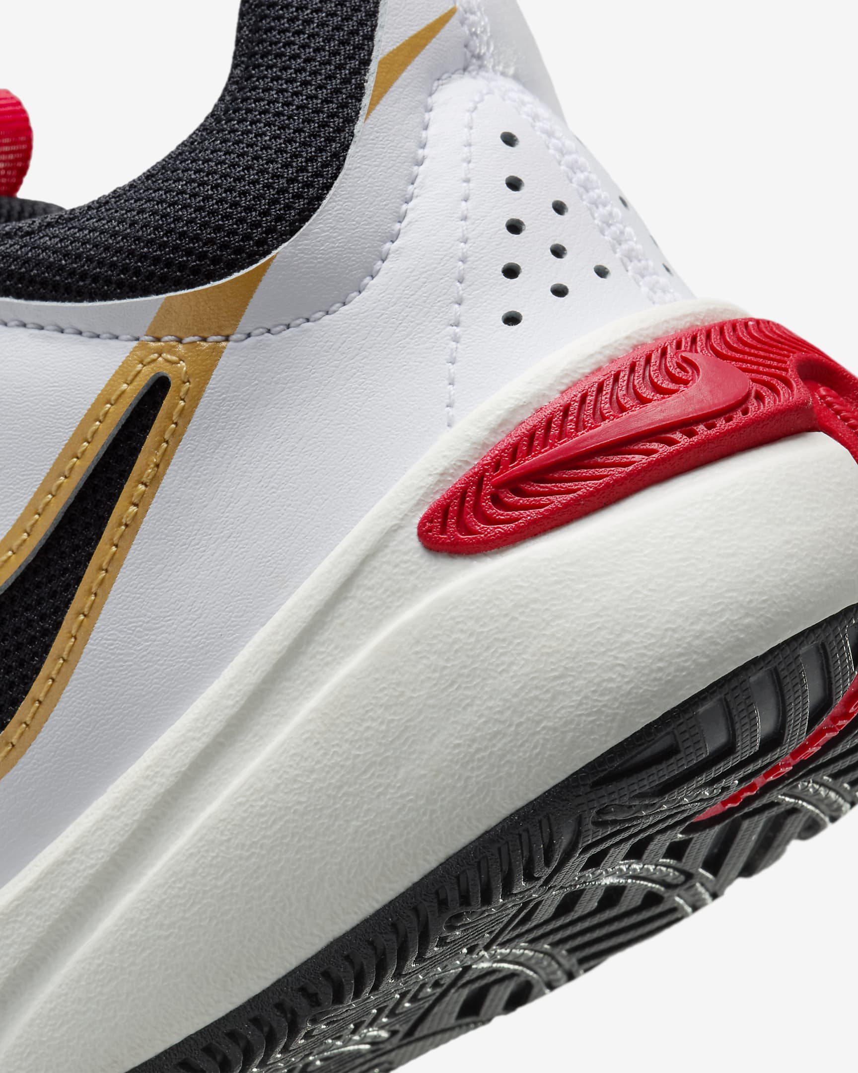 Scarpa da basket Nike Team Hustle D 11 – Ragazzo/a - Bianco/Oro metallizzato/University Red/Nero