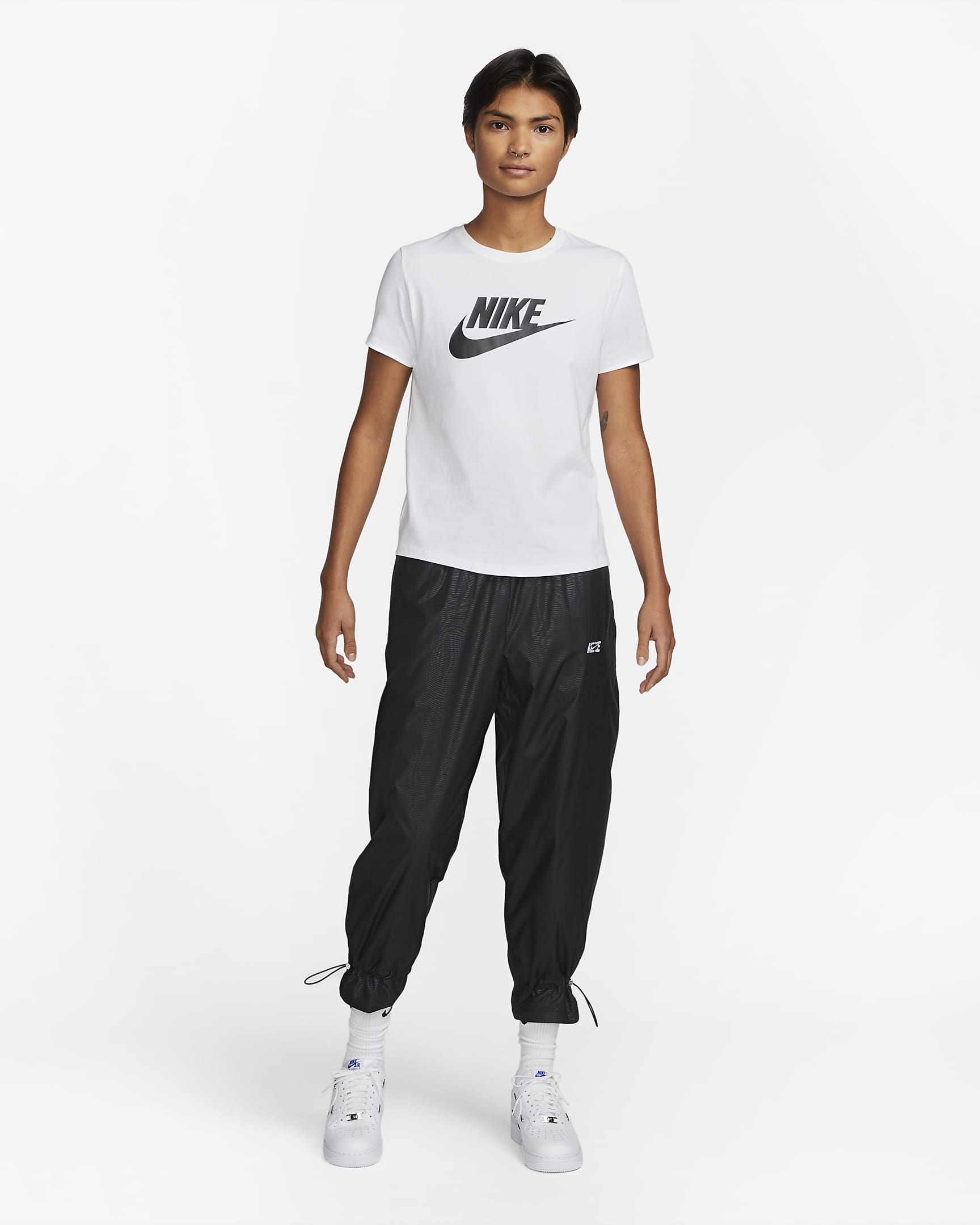 Tee-shirt à logo Nike Sportswear Essentials pour femme - Blanc/Noir