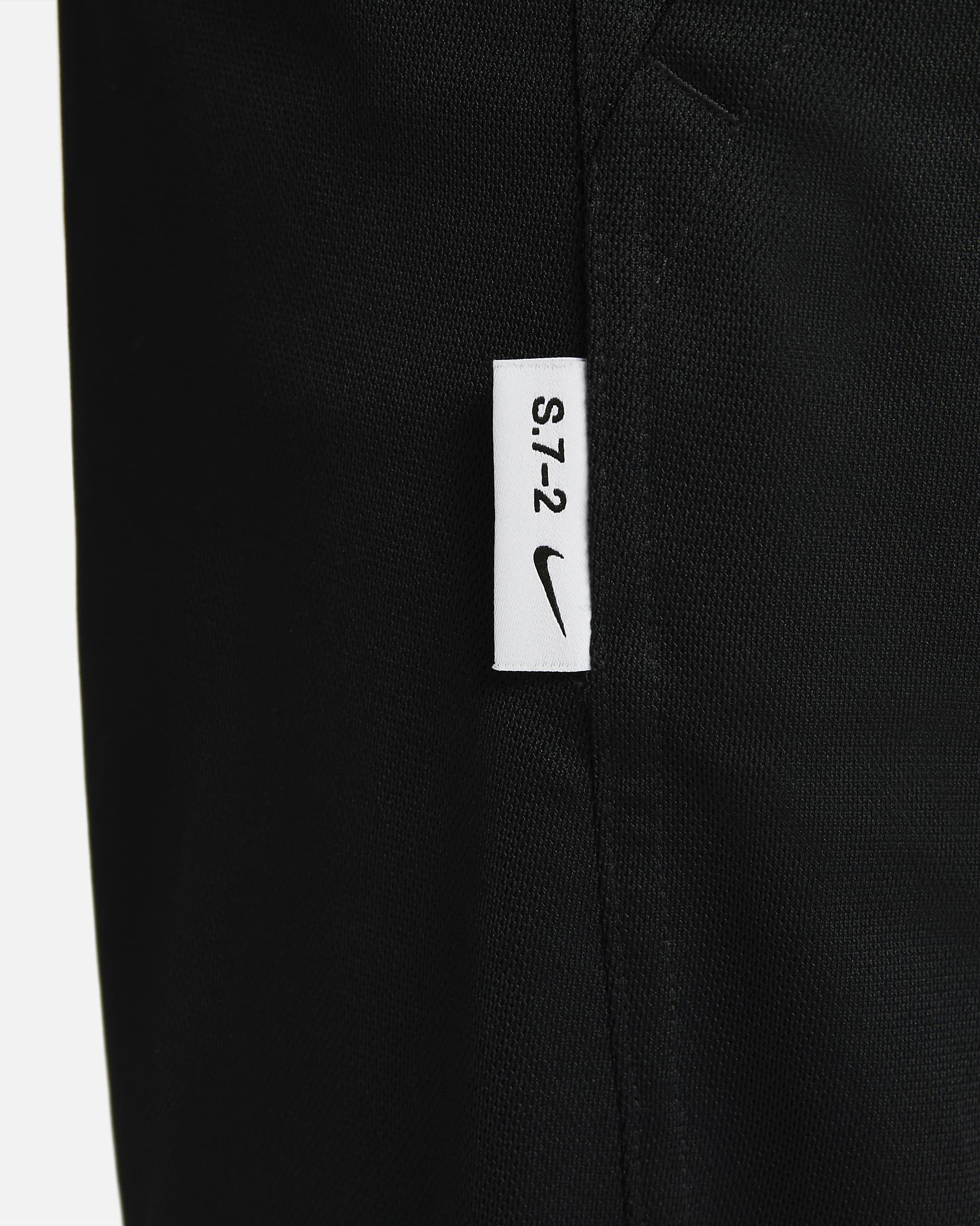 Nike Dri-FIT Totality Studio '72 男款 9" 無襯裡多功能短褲。Nike TW