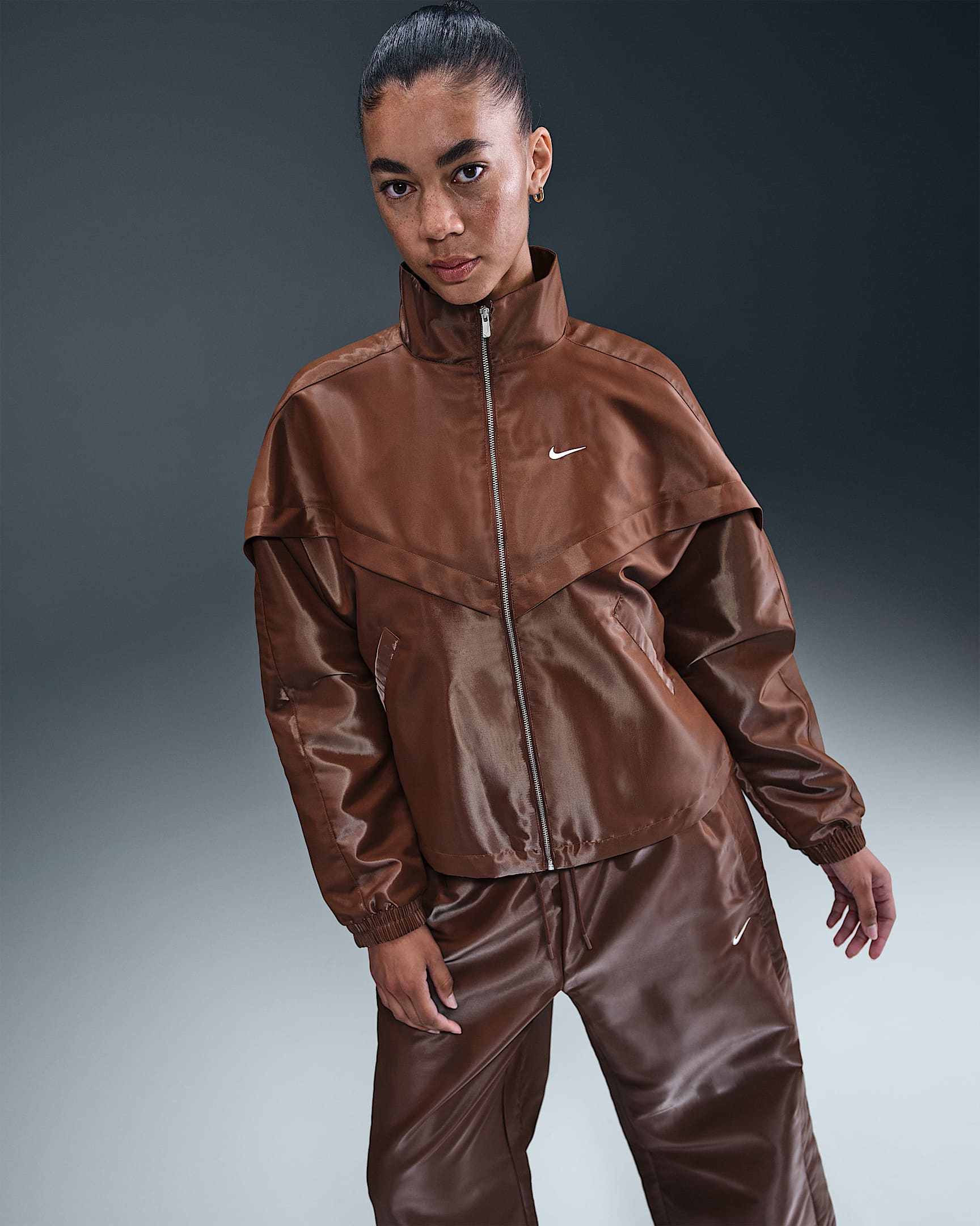Chamarra brillante para mujer Nike Sportswear Windrunner - Marrón fauna/Vela
