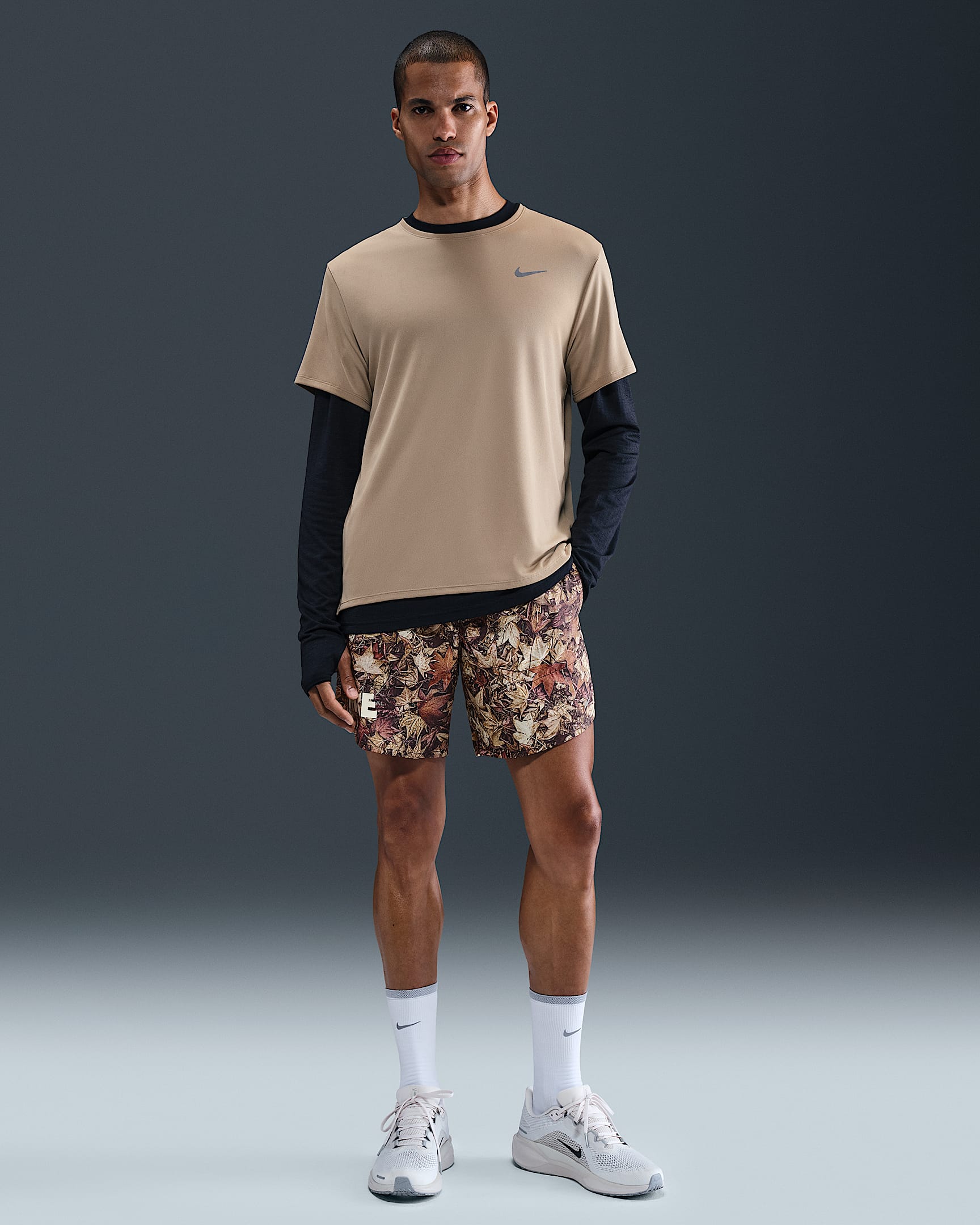 Short de running imprimé avec sous-short intégré Dri-FIT Nike Stride 18 cm pour homme - Noir/Blanc/Hemp