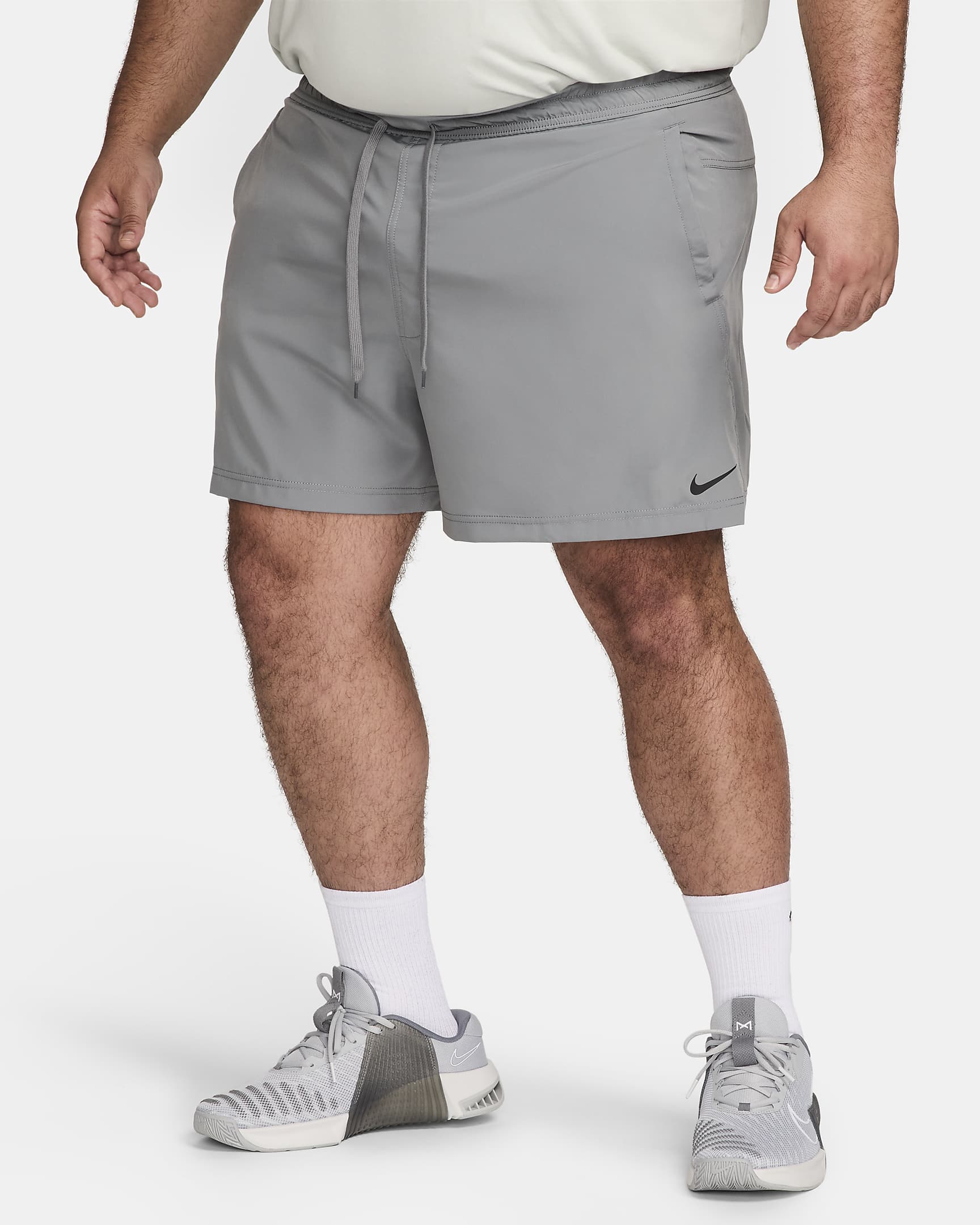 Shorts versátiles Dri-FIT de 13 cm sin forro para hombre Nike Form - Gris humo/Negro