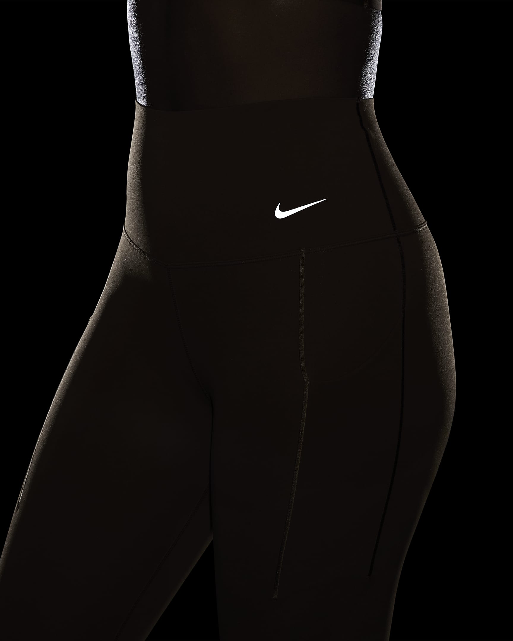 Leggings de 7/8 de tiro alto y sujeción media con bolsillos para mujer Nike Universa - Tostado británico claro/Negro