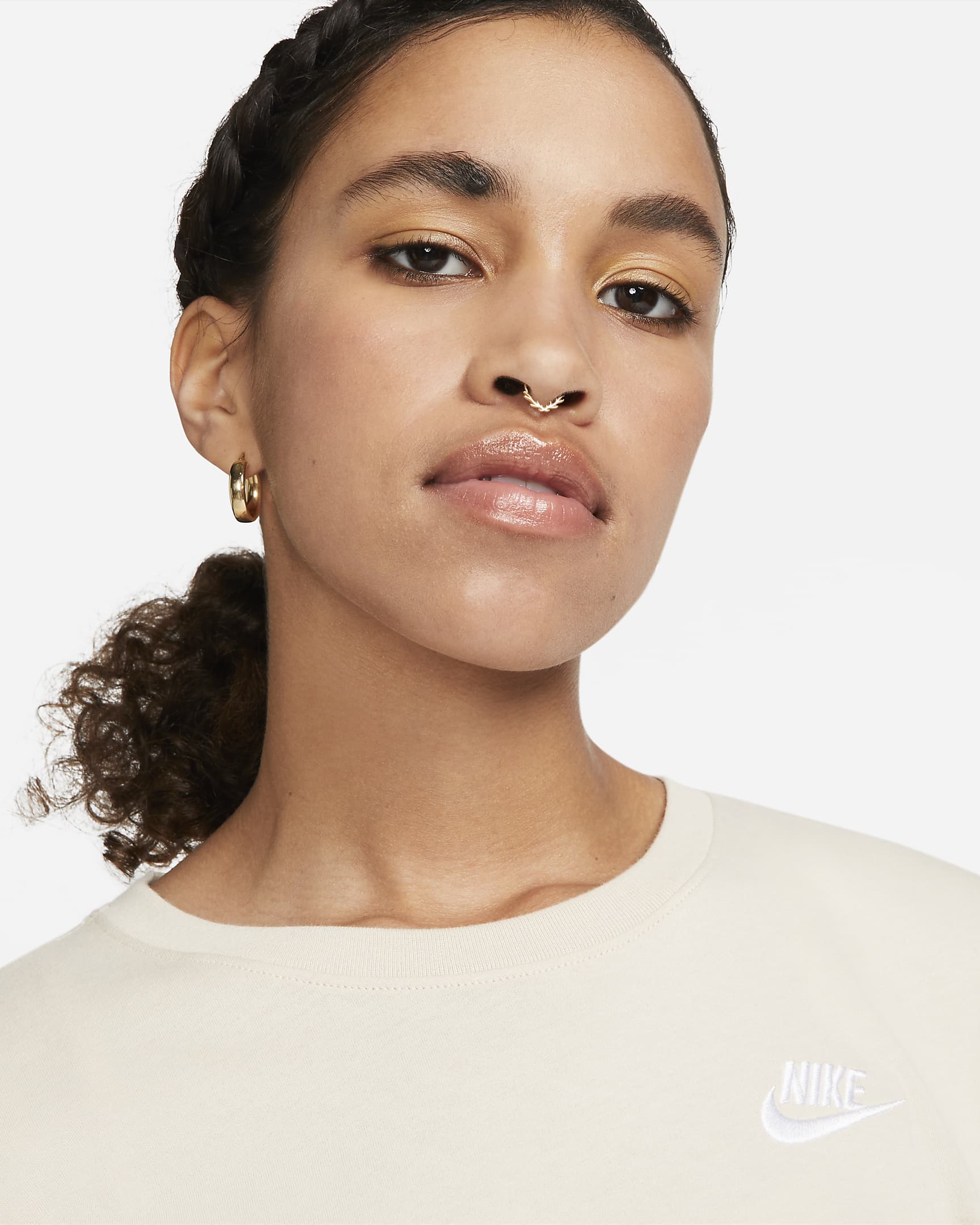 Nike Sportswear Club Essentials Women's T-Shirt. Nike PH