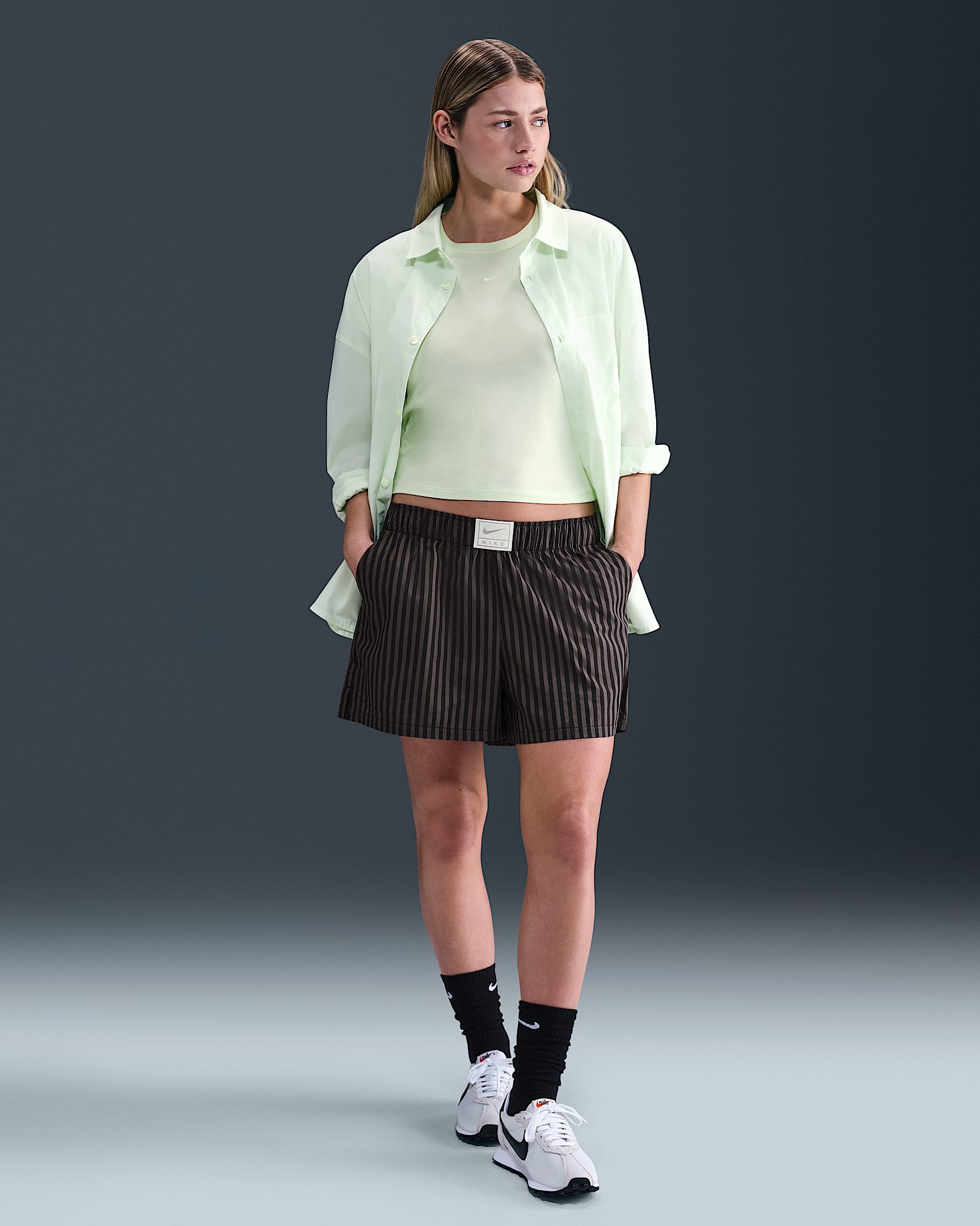 Nike Sportswear Chill Poplin ruimvallende gestreepte damesshorts met halfhoge taille - Zwart/Thunder Grey/Sail