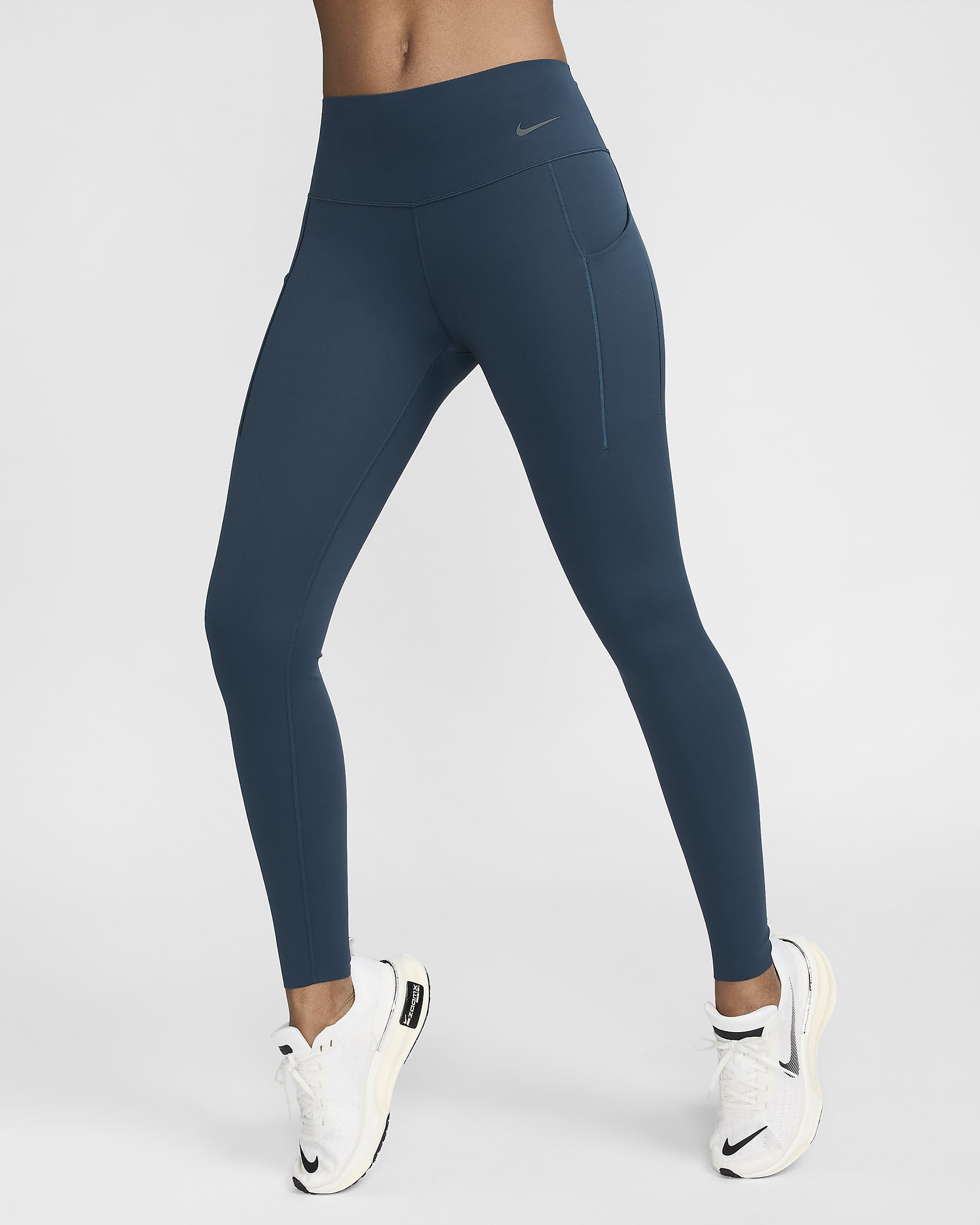 Nike Universa közepes tartást adó, középmagas derekú, teljes hosszúságú női leggings zsebekkel - Armory Navy/Fekete