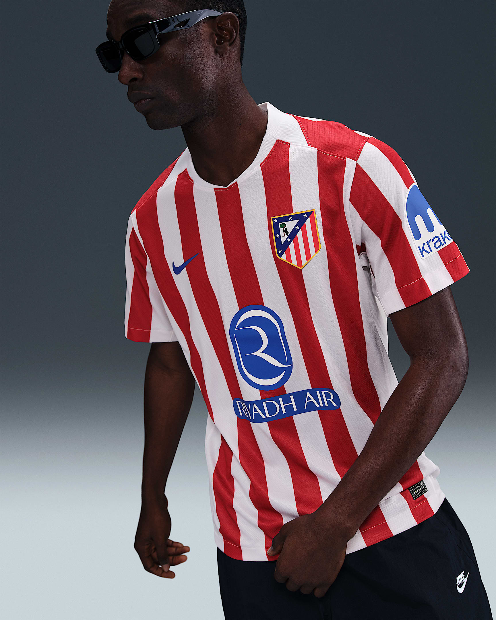 アトレティコ マドリード 2025/26 スタジアム ホーム メンズ ナイキ Dri-FIT サッカー レプリカ ユニフォーム - スポーツレッド/ホワイト/ハイパーロイヤル