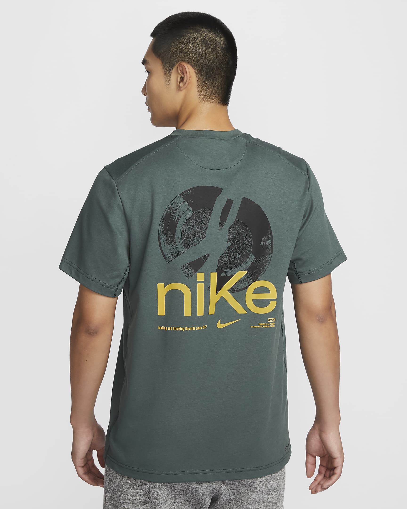 Nike Primary Studio '72 Men's Dri-FIT Short-Sleeve Versatile Top - Vintage Green/Sundial