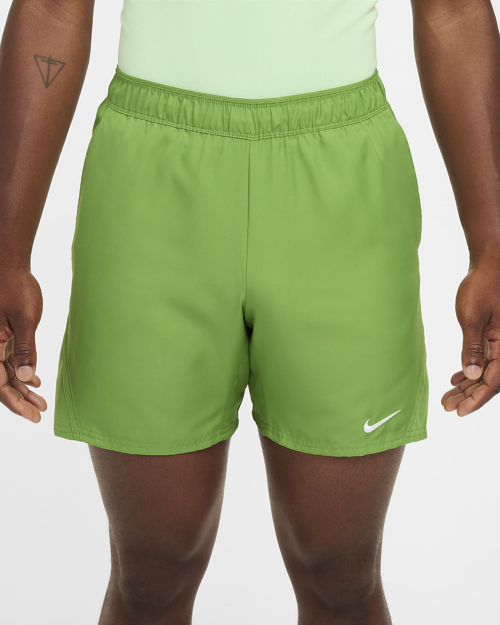 NikeCourt Victory Dri-FIT-tennisshort (18 cm) til mænd - Chlorophyll/hvid