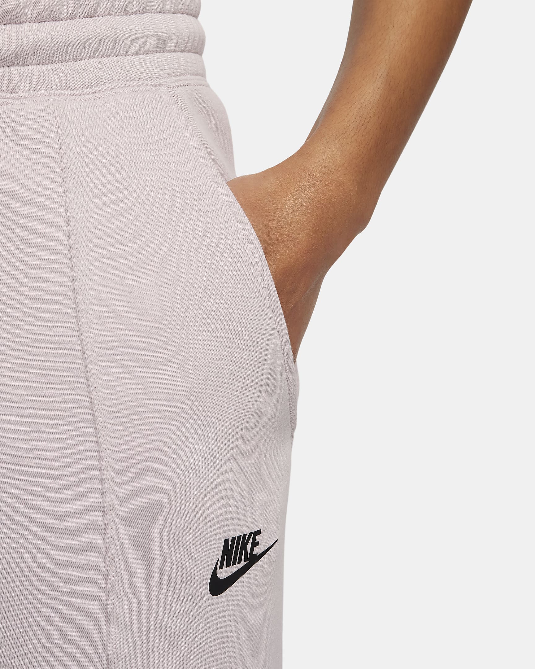 Nike Sportswear Tech Fleece joggebukse med mellomhøyt liv til dame - Platinum Violet/Svart