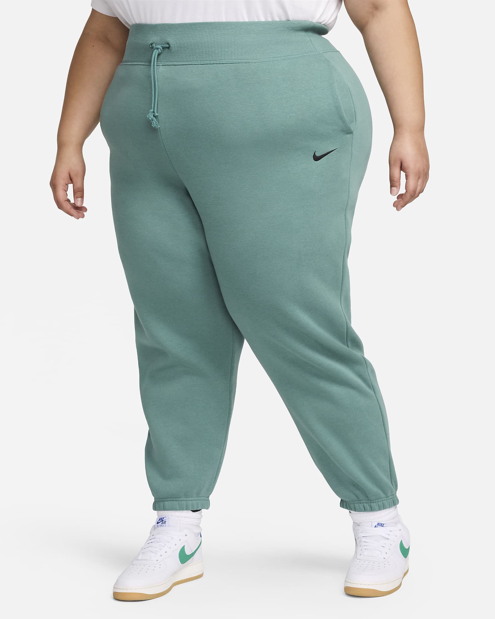 Overdimensionerede Nike Sportswear Phoenix Fleece-sweatpants med høj talje til kvinder (plus size) - Bicoastal/sort