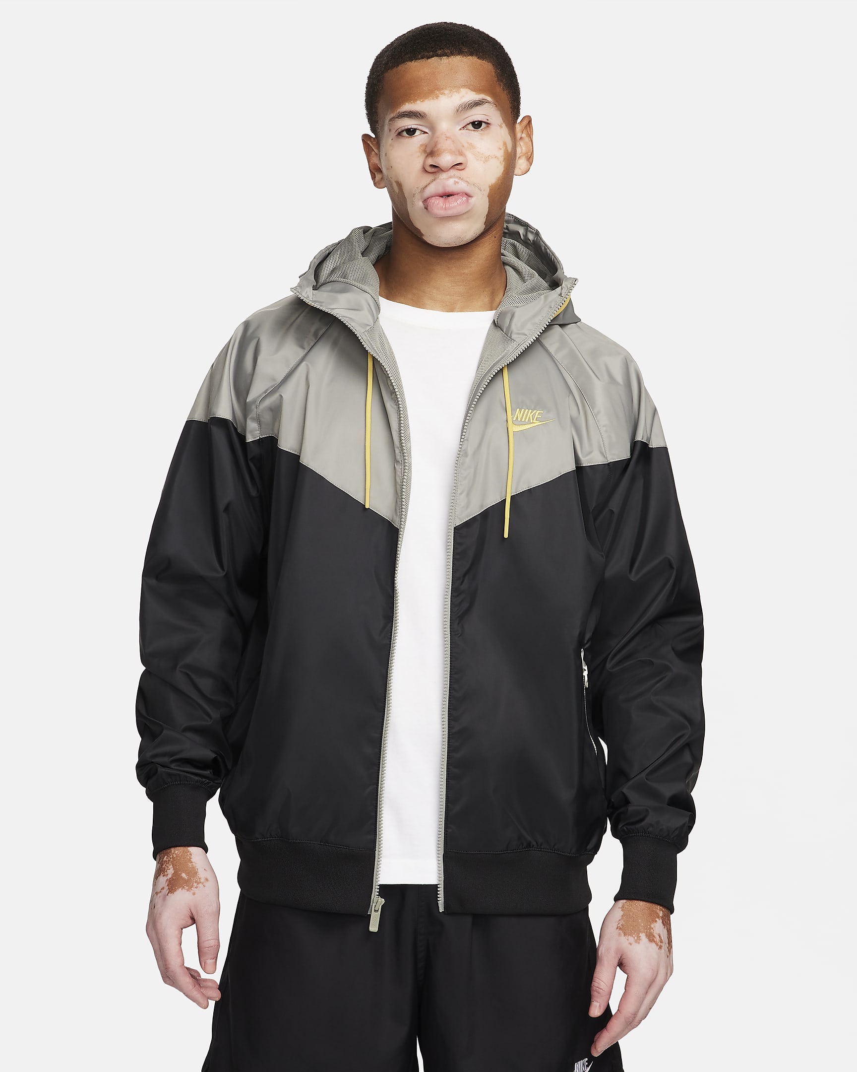 Huvjacka Nike Sportswear Windrunner för män - Svart/Dark Stucco/Saturn Gold