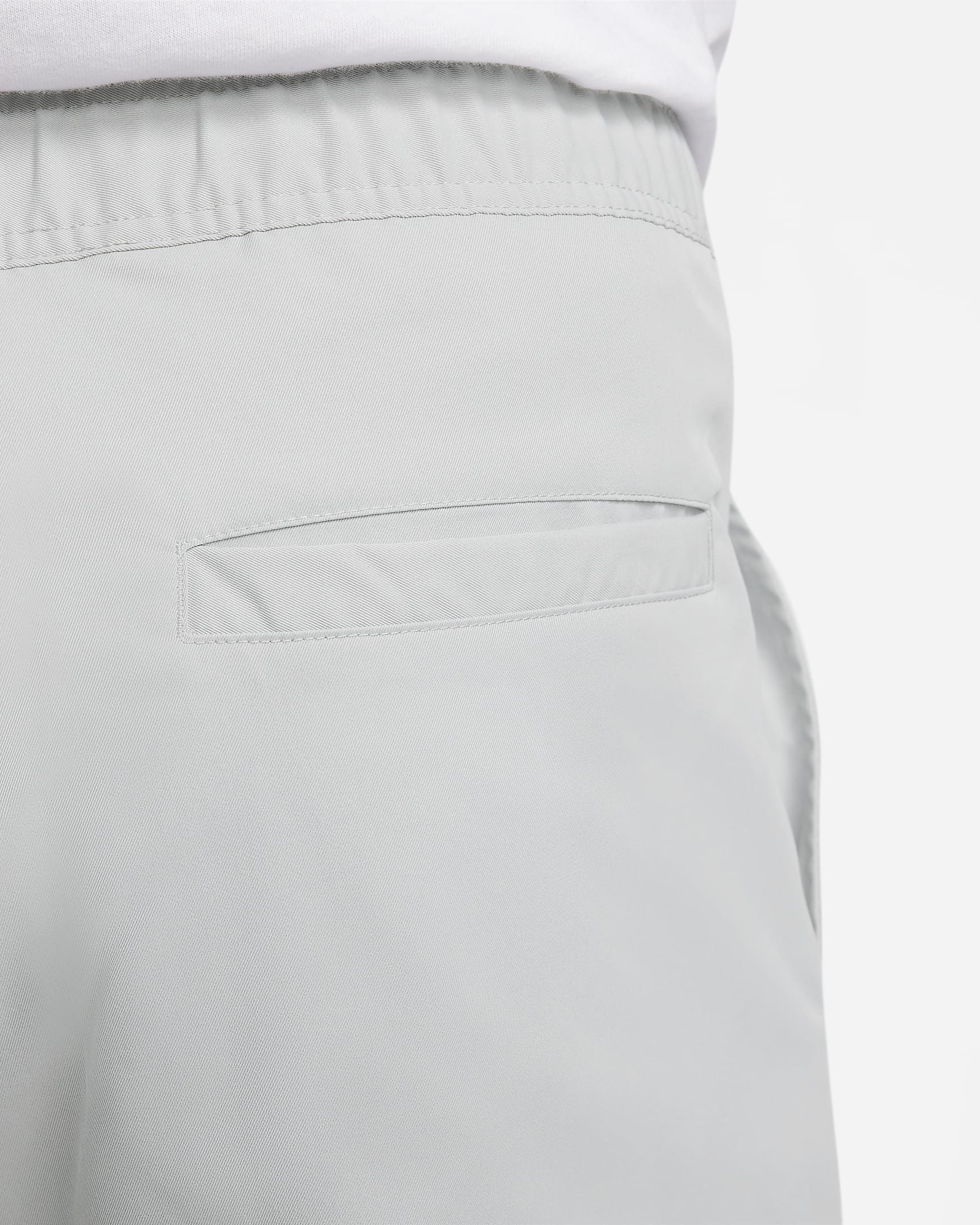 Pantaloni affusolati in tessuto Nike Club – Uomo - Light Smoke Grey/Bianco