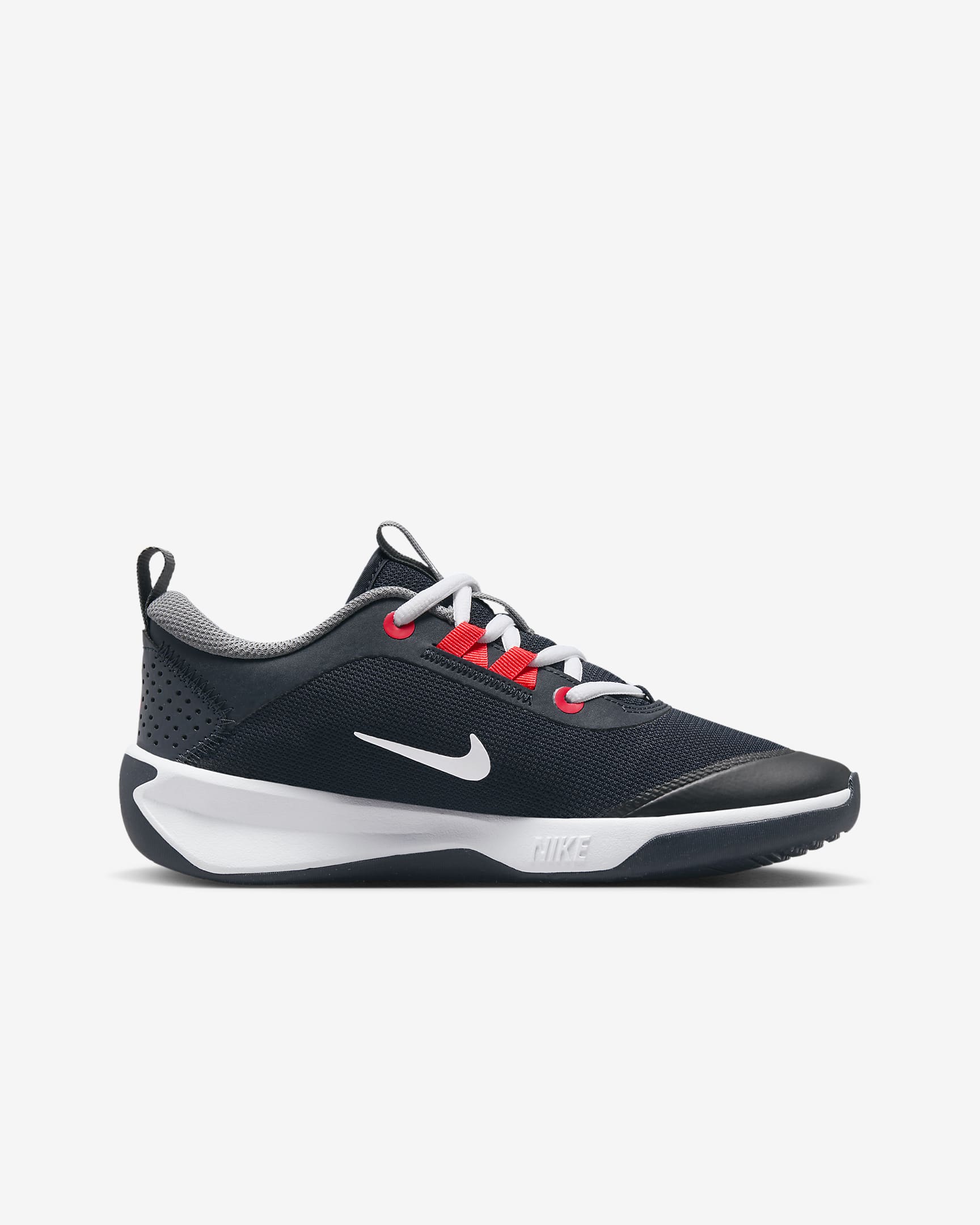 Nike Omni Multi-Court cipő fedett pályára nagyobb gyerekeknek - Dark Obsidian/Smoke Grey/Bright Crimson/Fehér