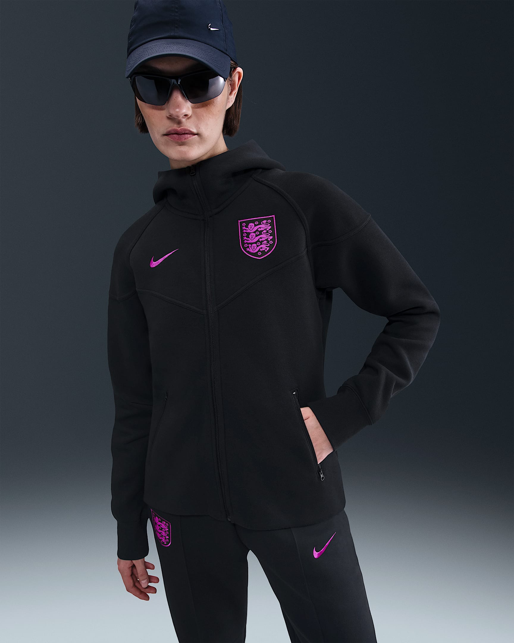 Tech Windrunner Inglaterra Sudadera con capucha y cremallera completa de fútbol de tejido Fleece Nike - Mujer - Negro/Vivid Purple