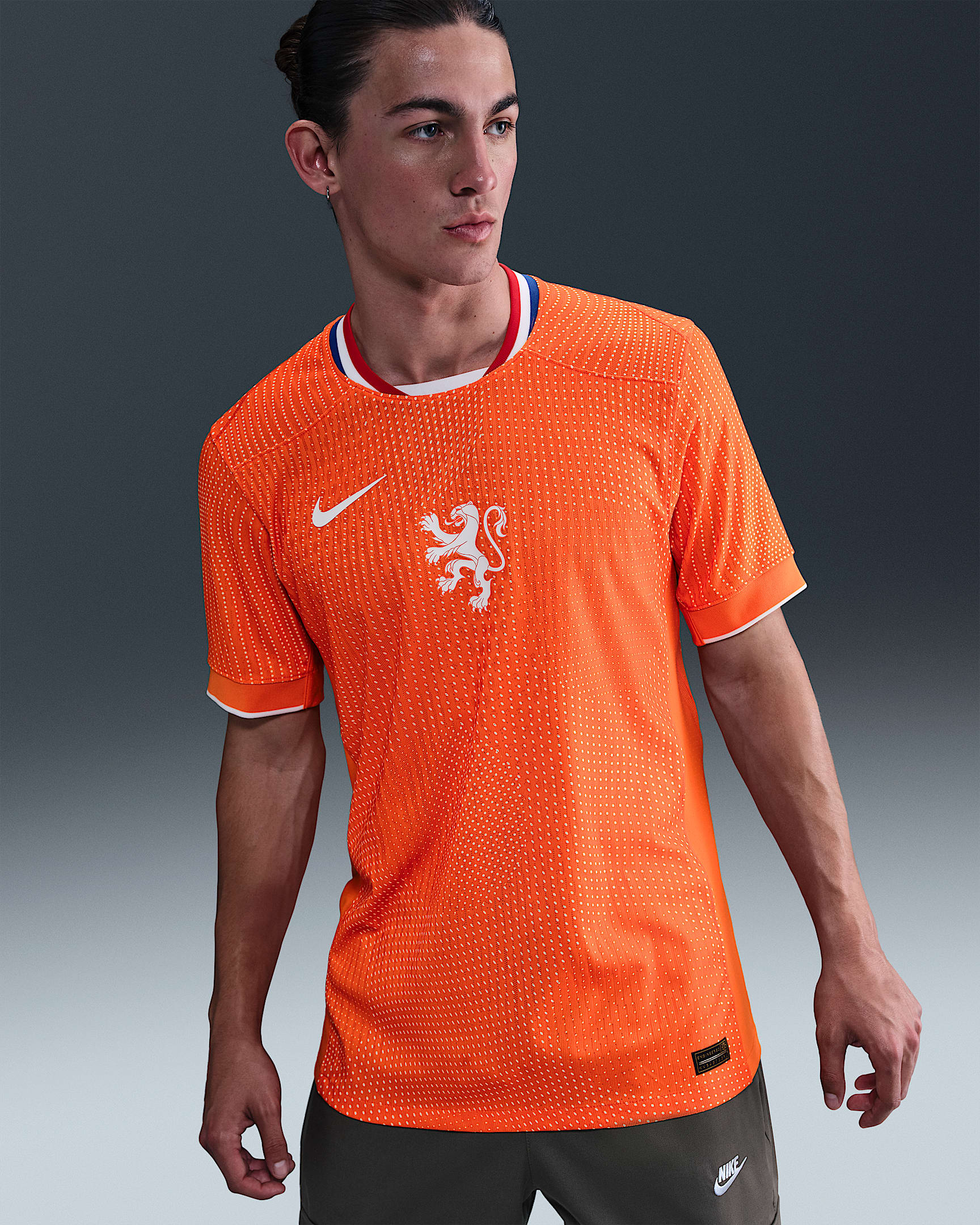 Camisola de futebol autêntica Nike Dri-FIT ADV do equipamento principal Match Países Baixos (equipa feminina) 2025 para homem - Laranja Safety/Branco