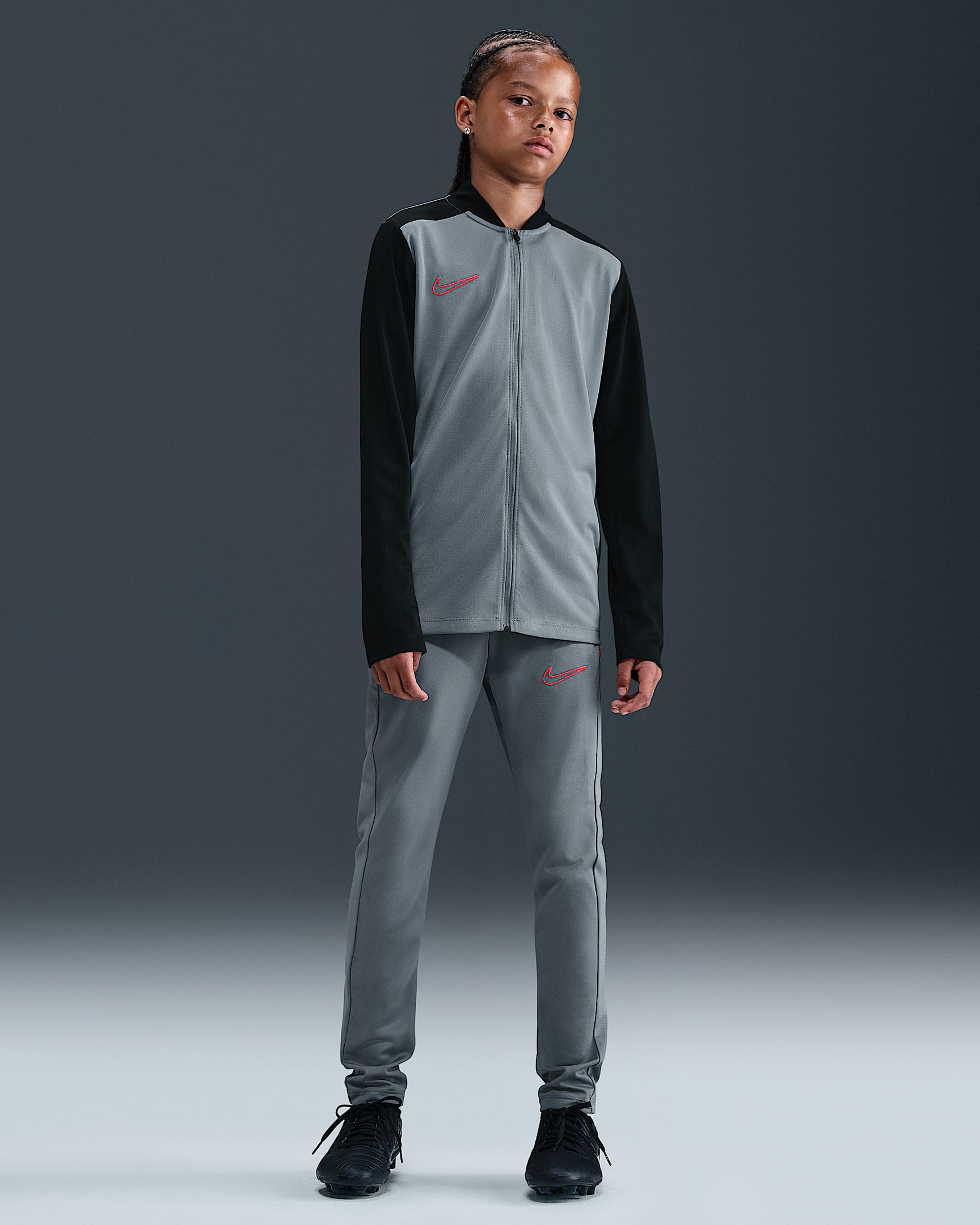 Conjunto deportivo de fútbol Dri-FIT para niños talla grande Nike Academy - Gris azulado/Negro/Carmesí brillante