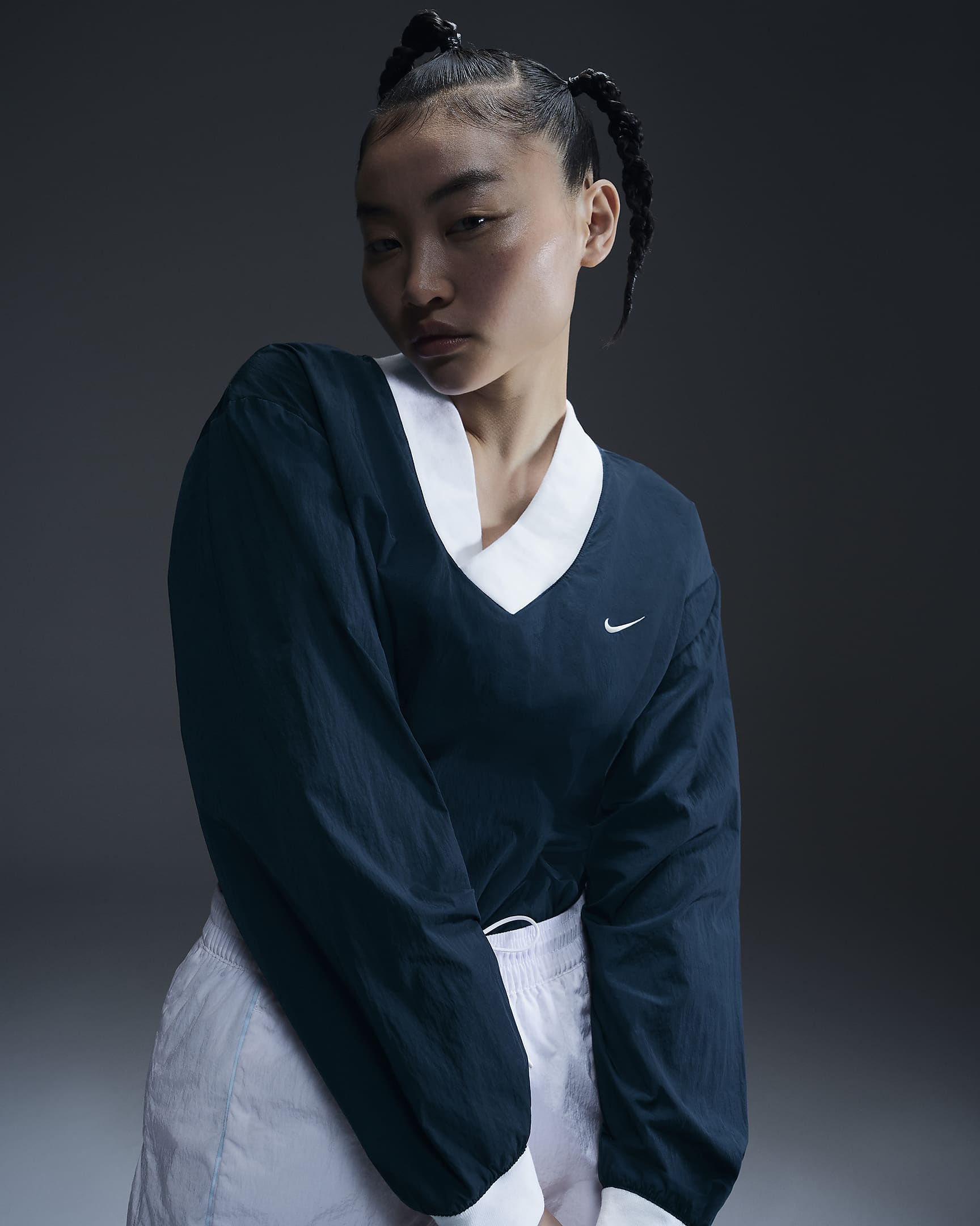 Nike Sportswear Essential ruime, geweven damestop met uv-bescherming lange mouwen en V-hals - Armory Navy/Wit