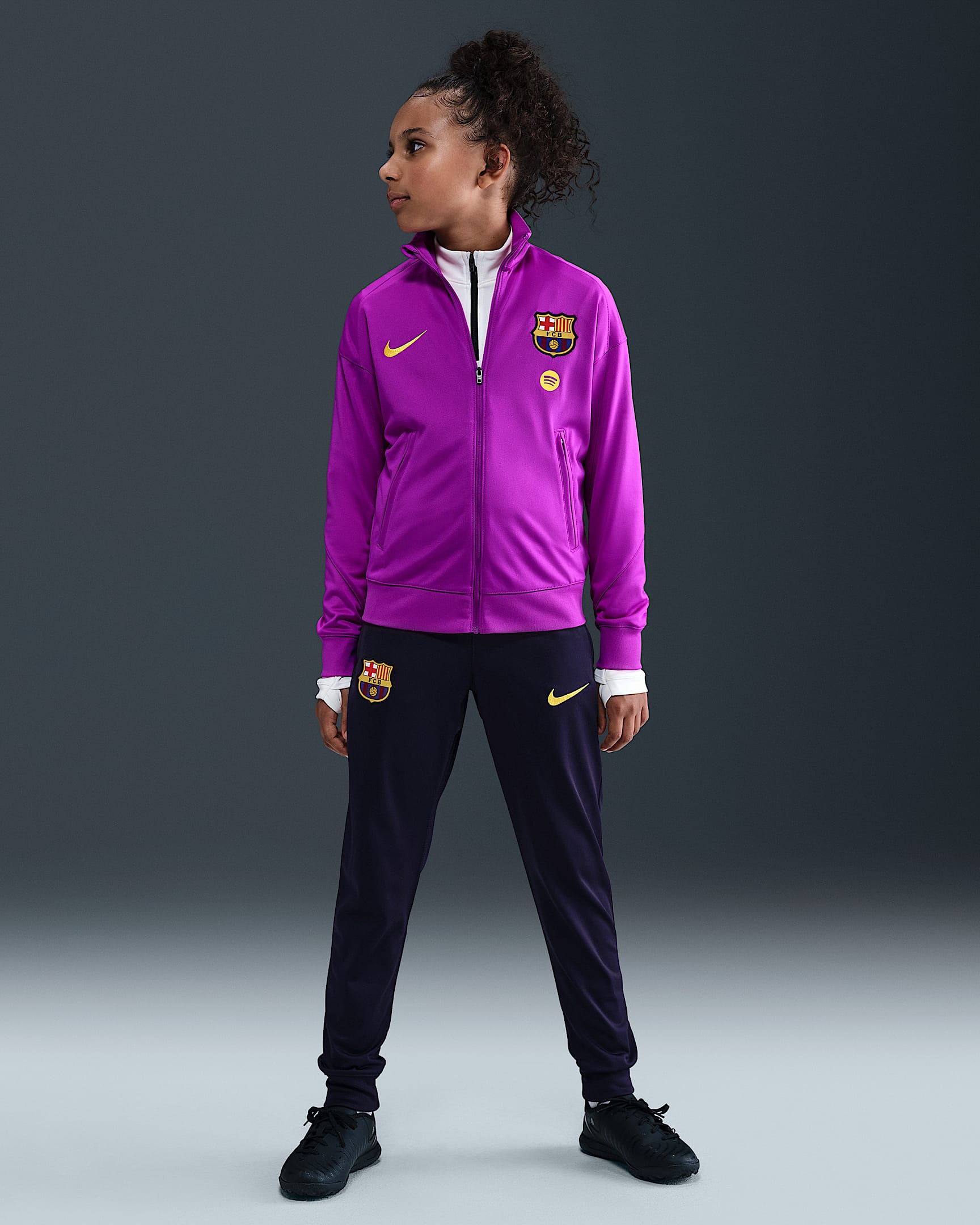 Dzianinowy dres piłkarski dla dużych dzieci Nike Dri-FIT FC Barcelona Strike - Vivid Purple/Imperial Purple/Midwest Gold
