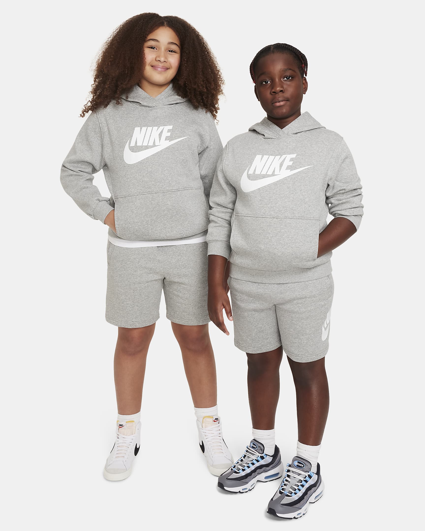 Nike Sportswear Club Fleece French-Terry-Shorts für ältere Kinder (erweiterte Größen) - Dark Grey Heather/Base Grey/Weiß