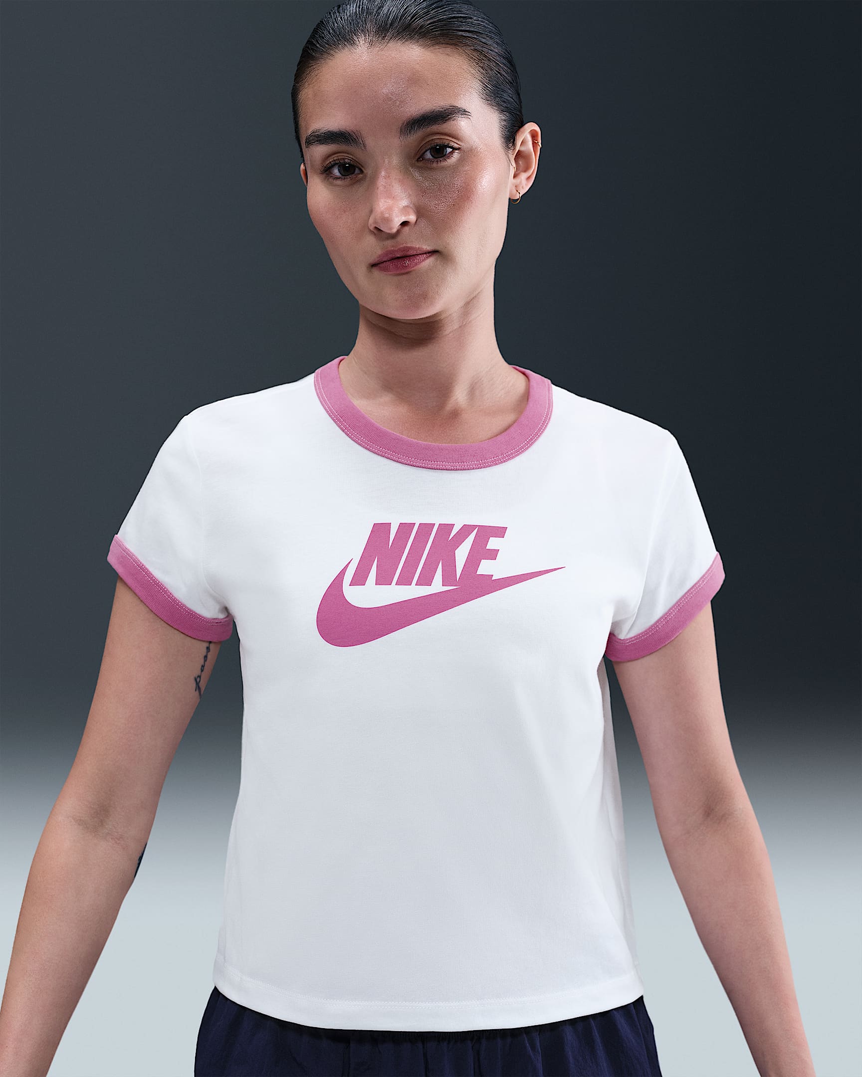 Nike Sportswear 女款短袖滾邊 T 恤 - 白色/Playful Pink