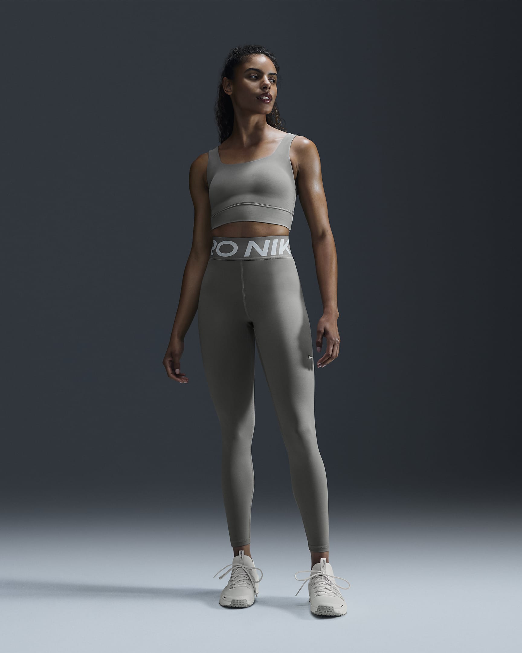 Sutiã de desporto de linha comprida de suporte médio com almofada Nike Zenvy para mulher - Light Army/Branco