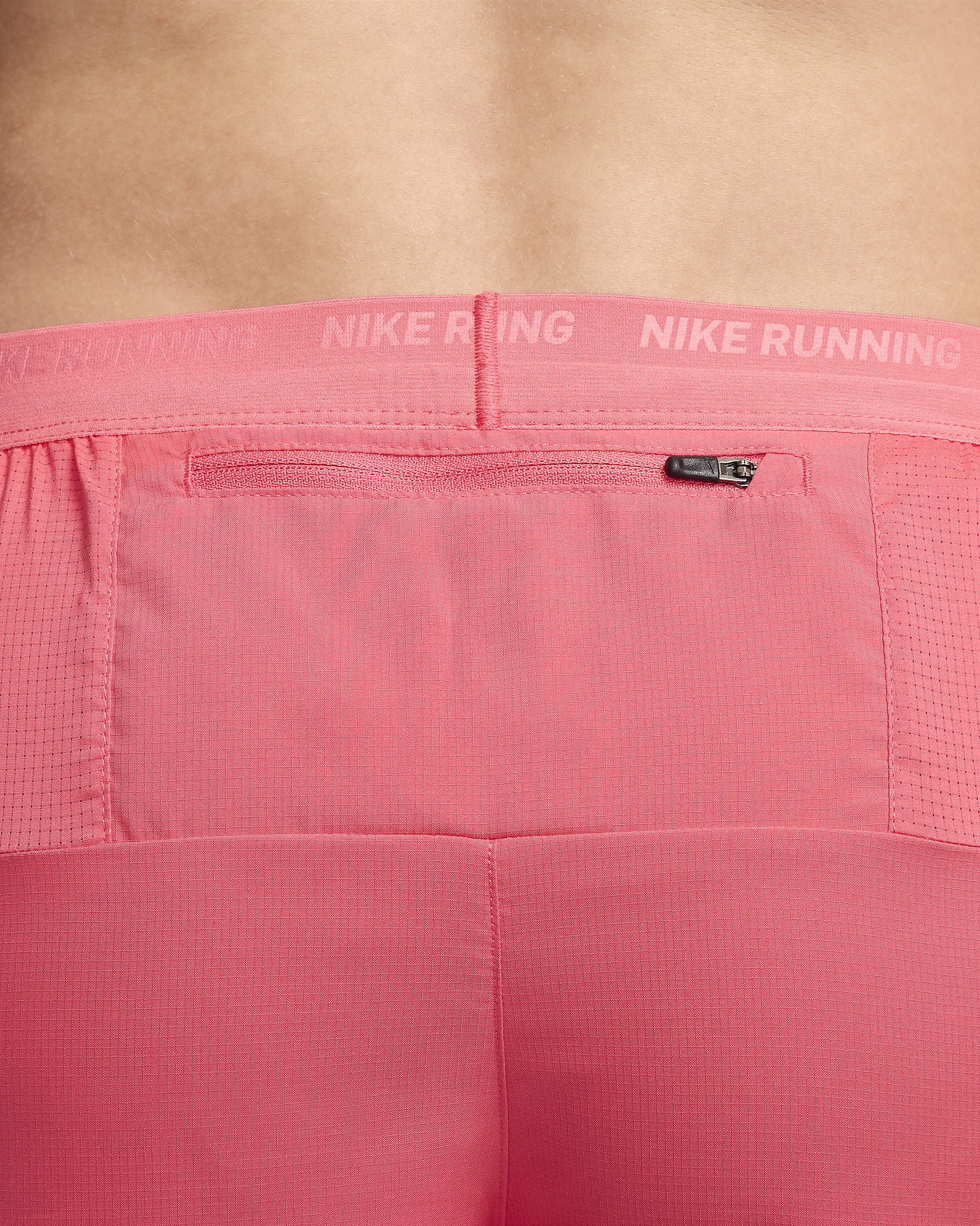 Shorts de correr Dri-FIT de 18 cm con forro de ropa interior para hombre Nike Stride - Rosa margarita/Negro