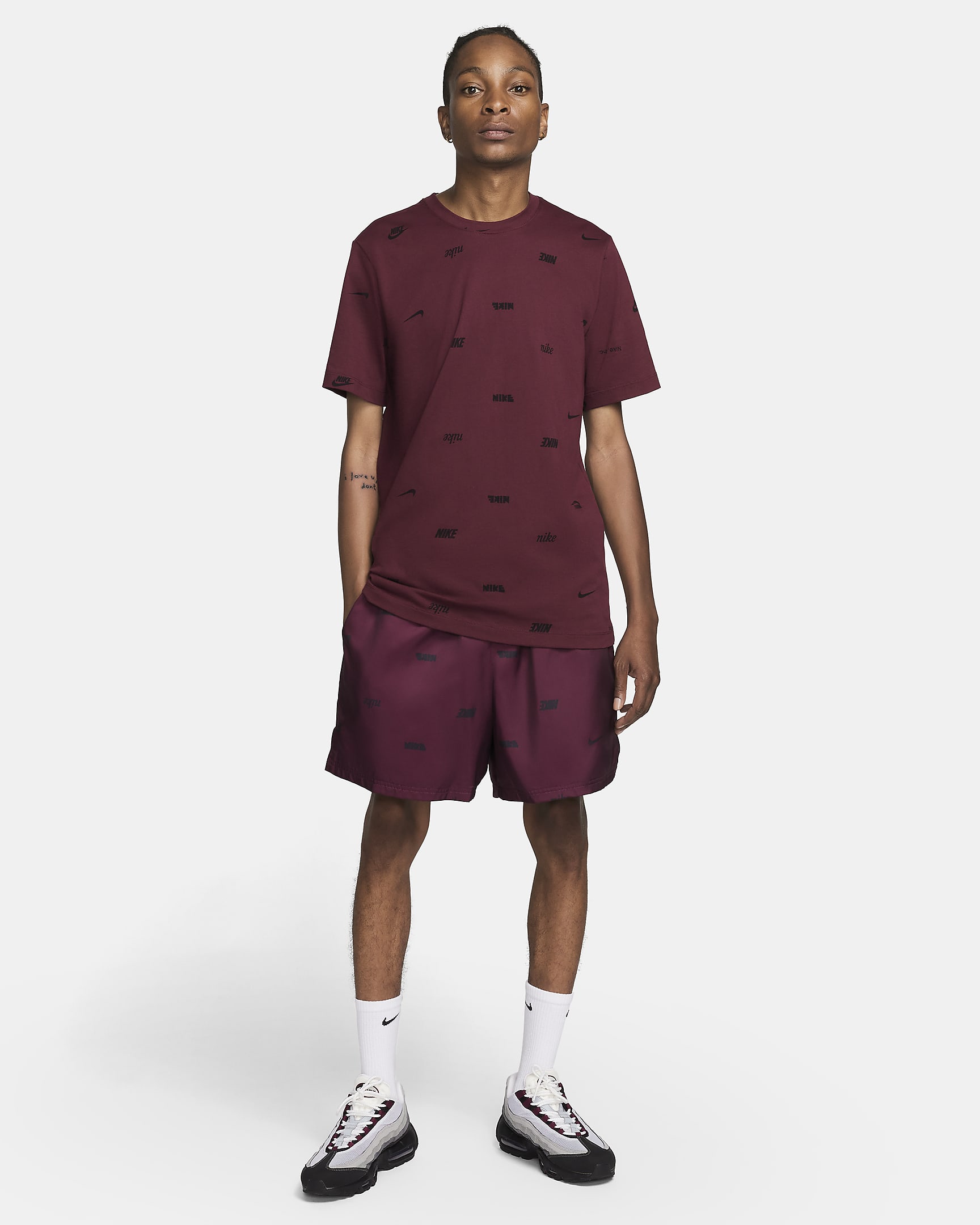 Playera con estampado en toda la prenda para hombre Nike Club - Castaña noche