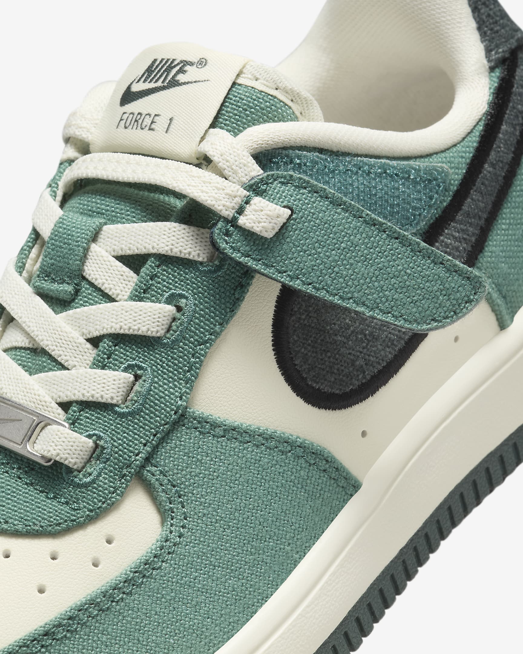 Nike Force 1 LV8 3 EasyOn-sko til mindre børn - Coconut Milk/Bicoastal/Gum Dark Brown/Vintage Green