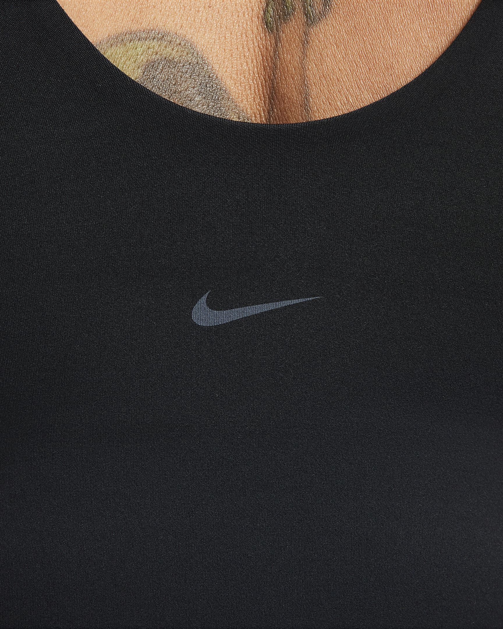 Dámské sportovní tílko Nike Alate s všitou podprsenkou s vycpávkami a střední oporou - Černá/Cool Grey