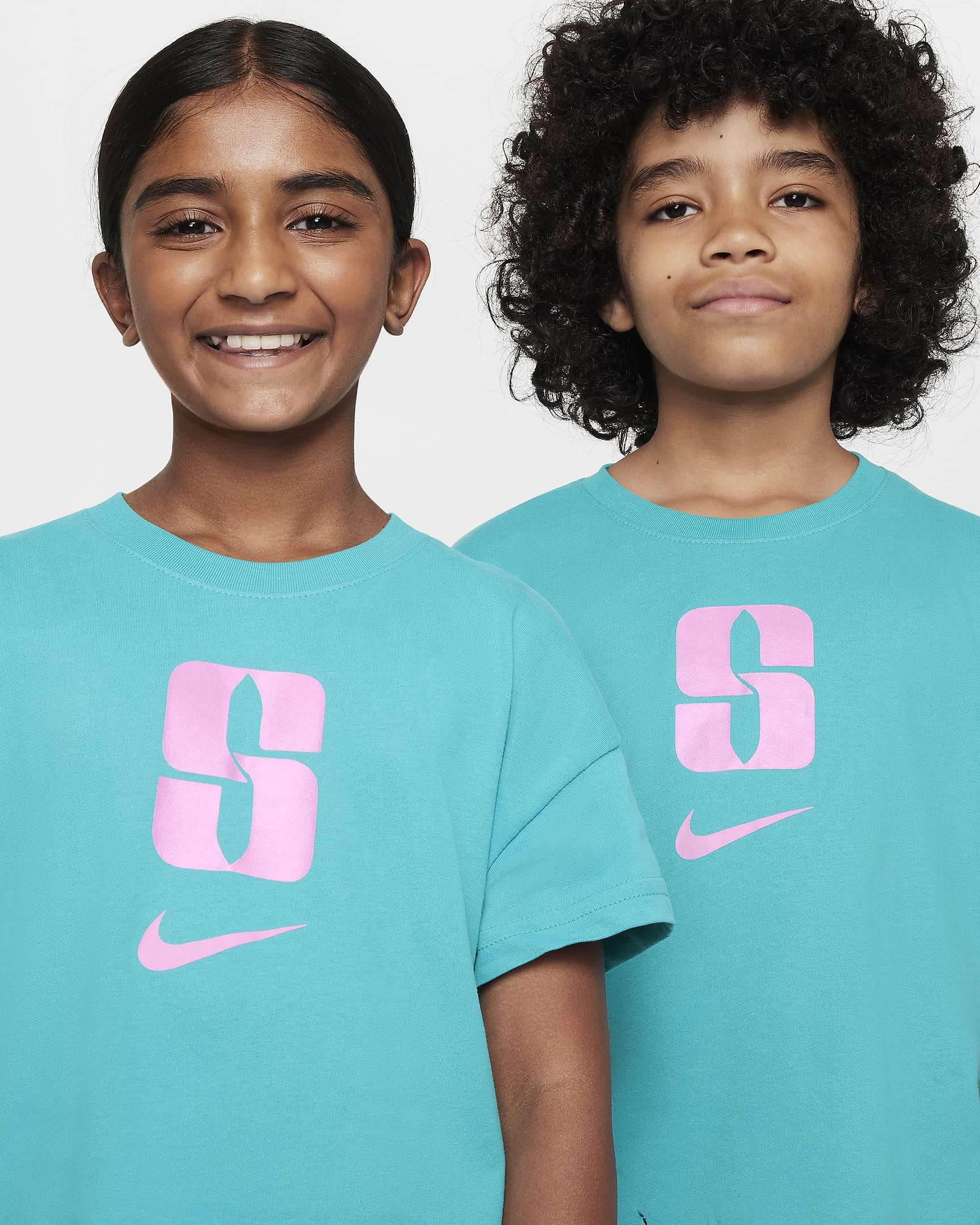 Playera Dri-FIT para niños talla grande Sabrina - Cactus empolvado